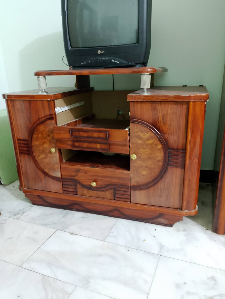 السلام عليكم غرفة اخشاب نظيفه بدون جربايه قيم واخذه شموخ 
وهاذه رقمي بي وات ساب
***********
