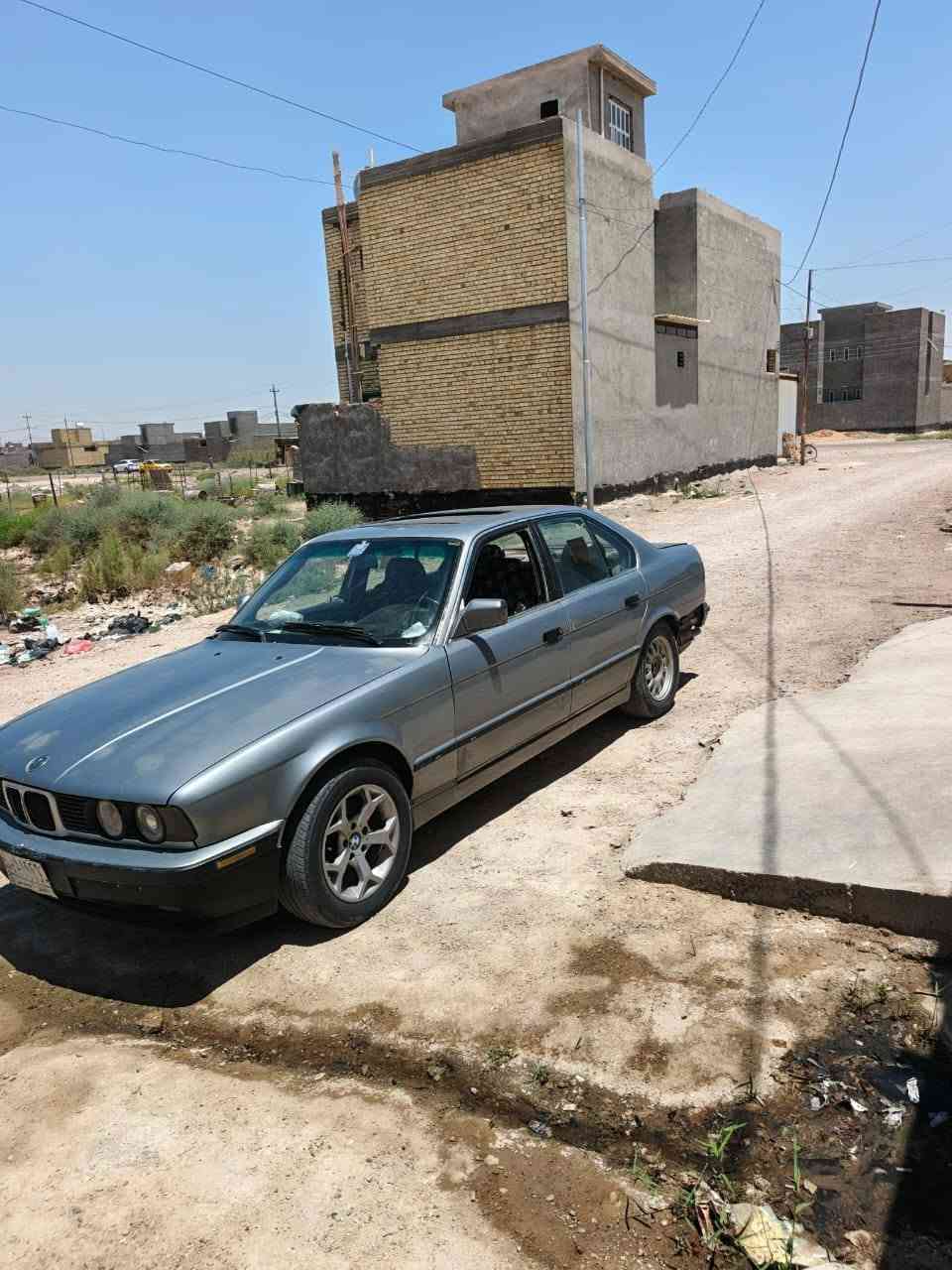 بي ام 525  موديل 90 محرك مفتوح اوتوماتيك
جام كهربائي 
فتحه سقف 
مرايات تحكم 
سيارة كل ضربة مابيها  
ملاحظة الكير بي خربطة 
السعر 35 مكلف بل نشر هاذا صاحب السياره اتصل عليه وليد خالد عبد   ***********
