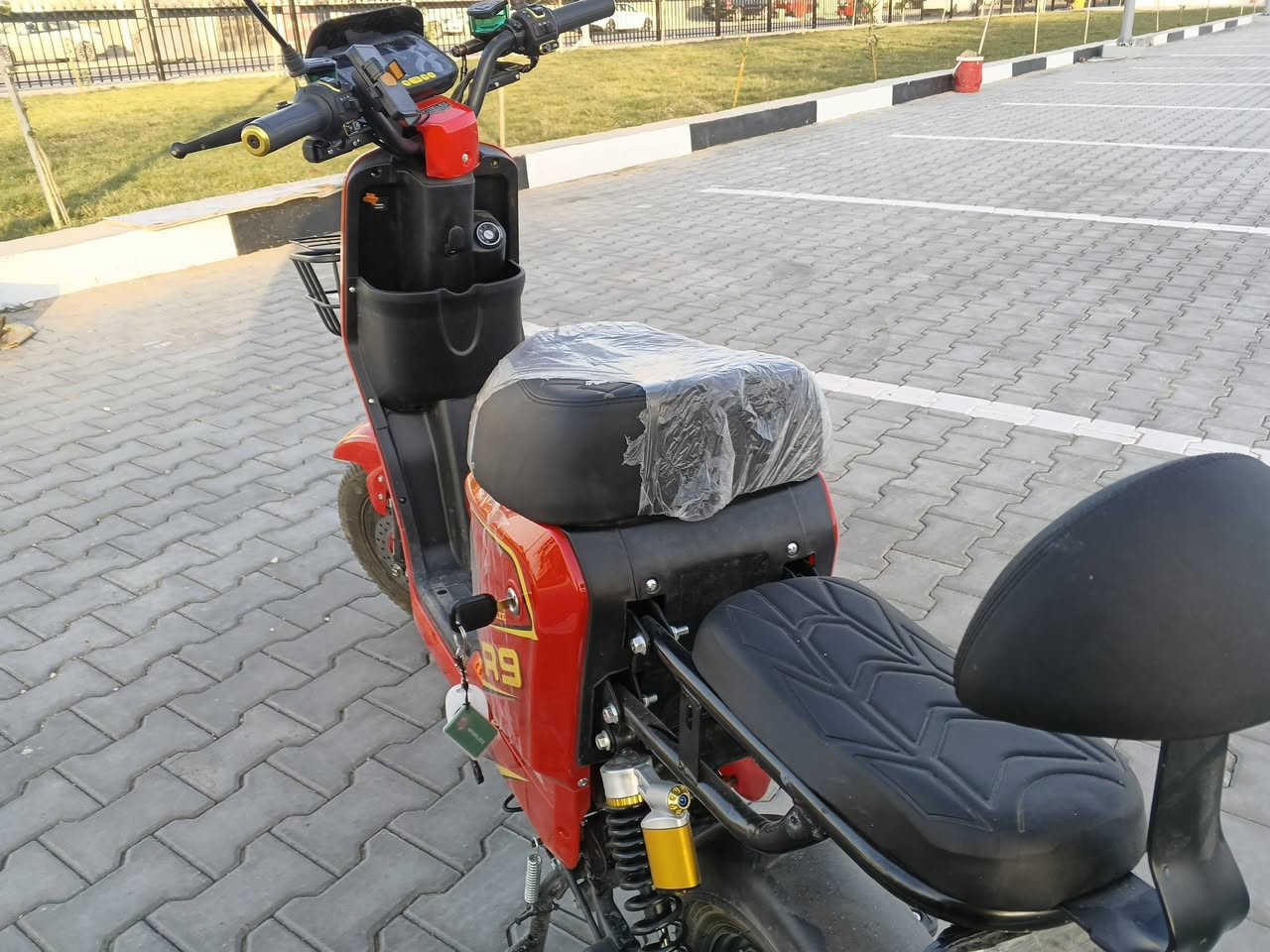 السلام وعليكم دراجة R9 للبيع موديل 2026 صارلهة تقريباً 15 من طالعة من الوكيل استخدام قليل بطاريات 32 شركة ونلي الغنية عن التعريف 
السعر: 500
للتواصل:  ***********
