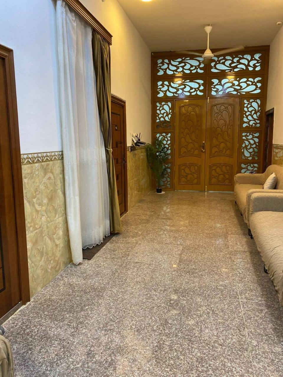 دار للبيع ،🏨🏫🏤❤️

النجف الاشرف  ناحية الحيدرية  حي التحدي 
قريب على شارع ٢٠ شارع سيد شاكر
قريب السوق والمدارسة وكافه الخدمات
 المساحة ٣٢٥متر ركن شارع ١٠ طابق واحد
#بناء جديد يتكون 
غرف عدد ٢   ٤x٥
استقبال ٩ x ٤
صاله كبيره ٨x٨
صاله داخليه ٣x١٠
مجموعة صحيات 
مطبخ ٤x٦
الارضيه كرانيت 
بناء طابوق كونكريت مسلح 
ملاحظة البيت يباع مع الأثاث او بدون اثاث
وحسب الصور الموجوده 
لمعرفة السعر 
 الاتصال على الارقام  التالية
***********
***********
