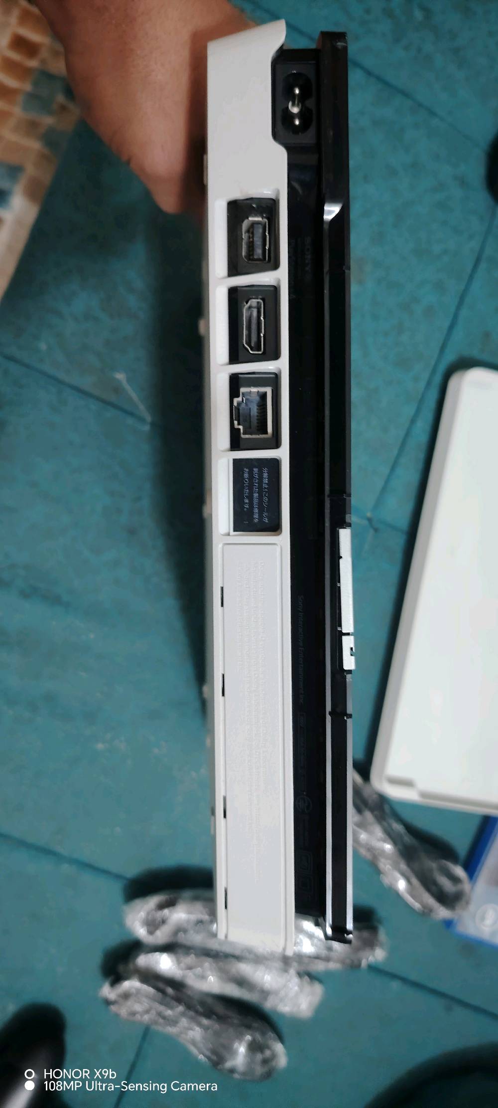 سلام عليكم  بلي 4 سلم اون لاين نصافه 100/100 جهاز ما مفتوح ابد  ملحقاته اصليه  بس يدات تجاري جديد صالي يومين  من ماخذهن وهذني ويه  قرص  جيتي اي هم جديد كلش   وقرص باتلفيلد مكان بابل حمزه الغربي 