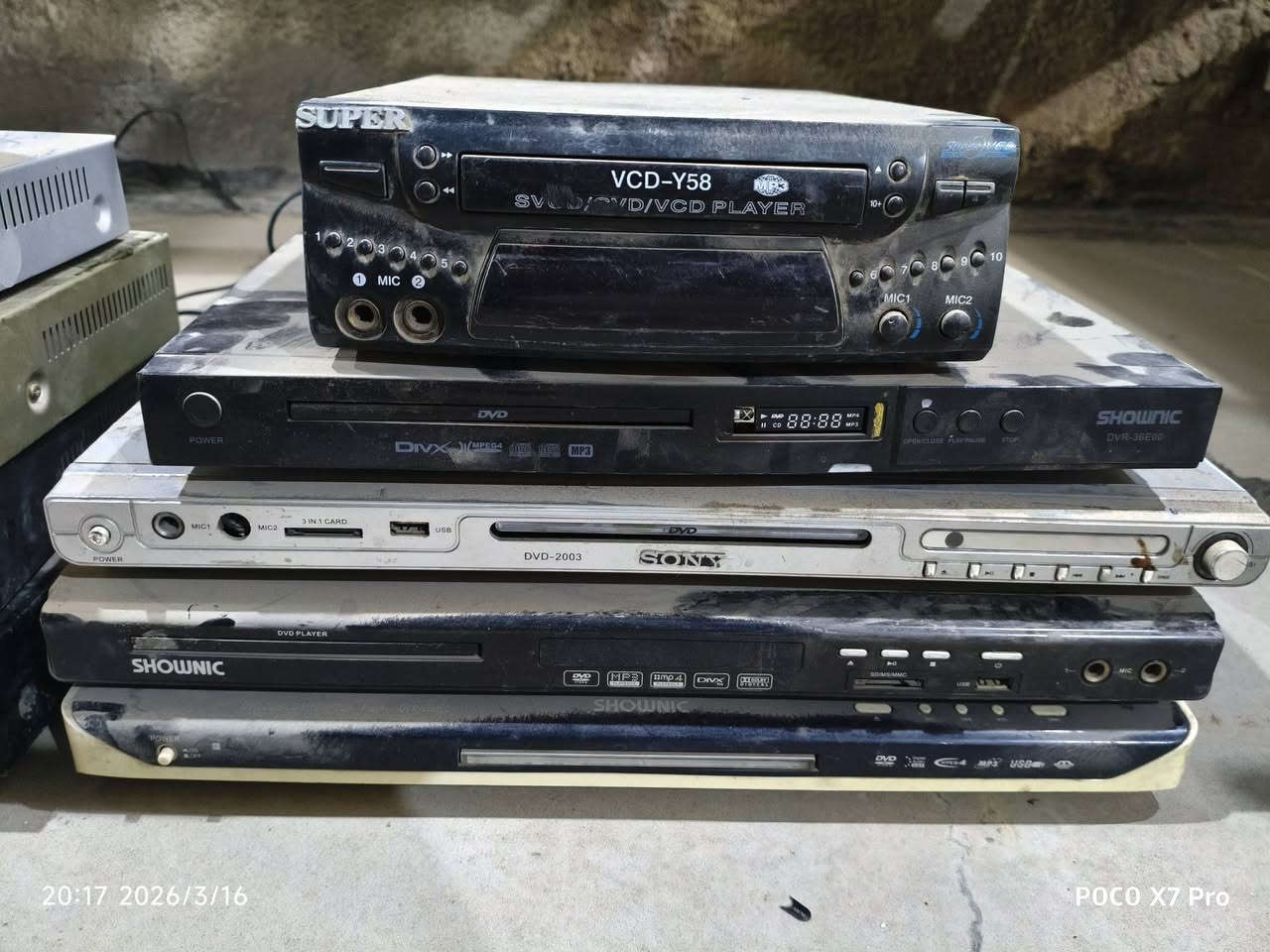 مجموعة رسيفرات متروكة اصليات الوجبة الاولى و مشغلات dvd و كم قطعة dvr كاميرات موضحات بالصور كدامك  اغلبهم بيهم اعطال بسيطة و الي بالكارتون مفاحصهم شغالات او لا ممفتوحات
ابيعهم شلع انطيني سعر بيهم مكاني بغداد و ماعندي توصيل


**إذا كنت صاحب هذا الإعلان وتريد حذفه لأي سبب، رجاءا أرسل رسالة إلى الدعم الفني**