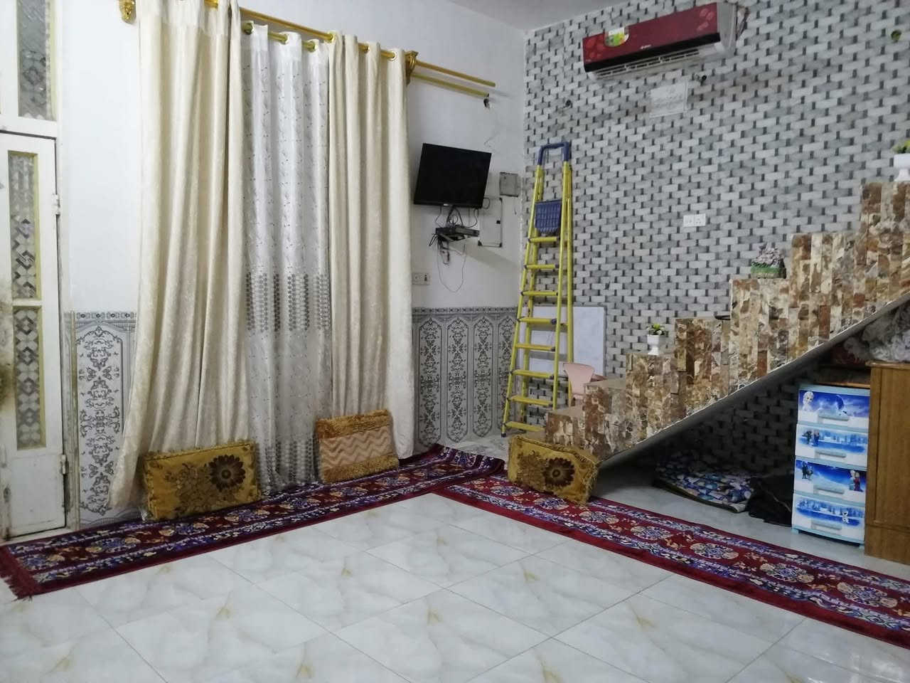 منزل للبيع
طابو المساحه 100 مربع
العنوان/الشطره الفتاحيه قرب مجمع بيسان على شارع الرئيسي 
 بناء حديث كونكريت 
الارضي / أستقبال وصاله وغرفه وصحيات داخليه وخارجيه ومنور ومطبخ 
الطابق الثاني/ ما كامل غرفتين وصاله وصحيات ومطبخ 
  للأستفسار   ***********
