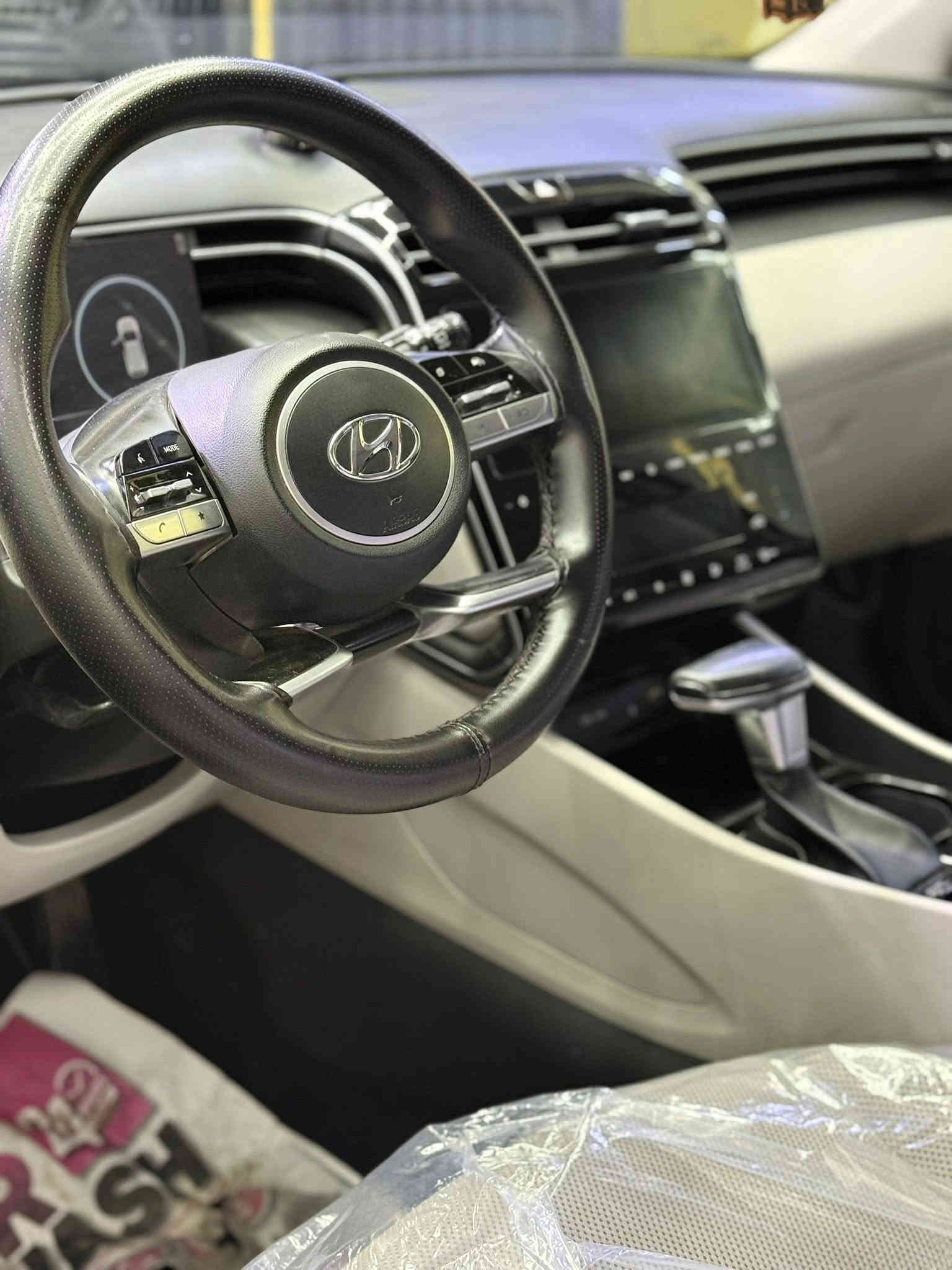 السلام عليكم… توسان 2023 خليجي مكفول من الصبغ بيها شبر بارد بداية الجاملغ الايسر 
السياره فول مواصفات 1/1
بانوراما 👍🏼 بصمه 🌚كشنات كهرباء +تدفئة كشنات 👍🏼شاشة حجم كبير (اكبر من الحجم المربع )
دشبول كله تحكم لمس 
كامره بلادي 🫠 حساس امامي وخلفي 
ترحيب +تحديد مسار 
لايت زينون 💡 ماشية 70 الف كيلو 
السياره ما بيها اي نقص مكفول مكينه وكير 
مكاني بياع *********** واتساب موجود 
السعر 205 بيها مجال
