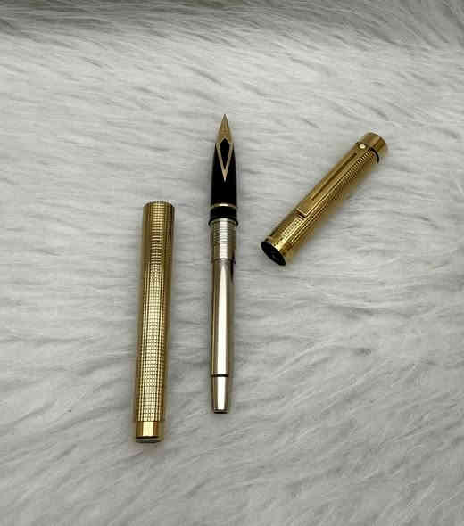 SHEAFFER(TARGA)
قلم شيفر تاركة
حبر
امريكي المنشأ اصلي 
طلاء ذهب ثابت  
ريشة(سلاية) ذهب خالص عيار 14k
نقشة مميزة 
حجم الخط F
انتاج سنة الثمانينات 
جديد غير مستخدم 
مع العلبة الاصلية و الكرنتي
للاستفسار المراسله على الواتساب او الاتصال بالرقم  *********** 
يوجد خدمة توصيل داخل بغداد و محافظات
