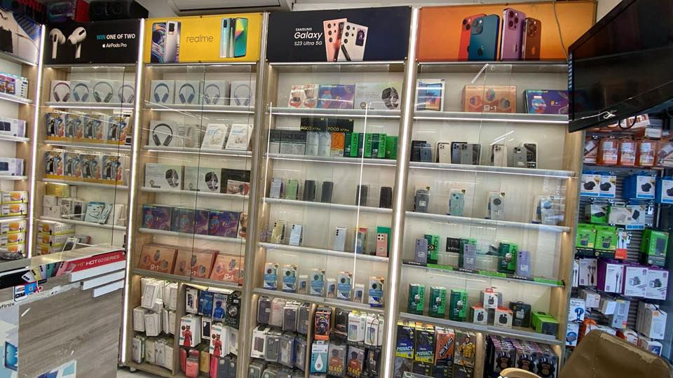 ديكور محل مال موبايلات للبيع ديكور كامل وجديد سبب البيع بسبب توسعة المحل تكبير المحل العنوان بغداد المنصور للاستفسار ***********
