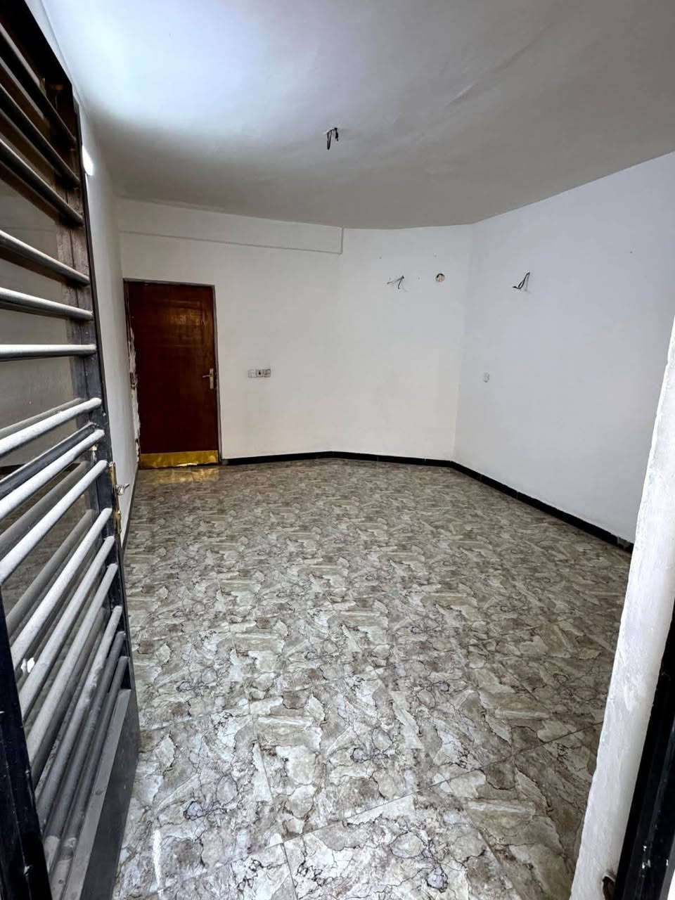 دار للبيع طابو سكني ملك صرف
الموقع : الدورة نهاية الميكانيك شارع ال ١٢٠  قرب مدرسة ذات النطاقين قرب السرية
المساحة : ٨٨ متر ( نزال ٢٠ م * الواجهة ٤.٤٠ م)
طابقين 
الطابق الاول:  استقبال+ صالة+مطبخ+ صحيات
الطابق الثاني : غرف عدد ٢

للاستفسار 
***********‪ 
077‪12635423
