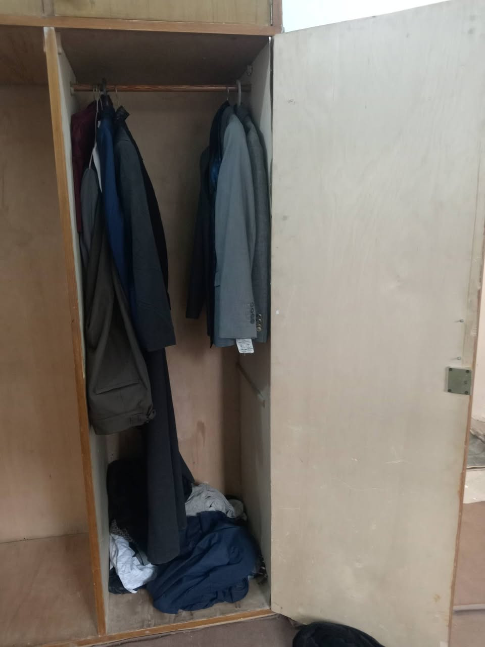 السعر ٤٠. البياع. كنتور خشب عراقي الضرر فقط  خلع باب الملحق مثل ما وضح بالصورة  يسوة أكثر بس اشتريت ابو ٣  وماعدنه مكان


**إذا كنت صاحب هذا الإعلان وتريد حذفه لأي سبب، رجاءا أرسل رسالة إلى الدعم الفني**