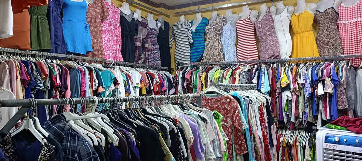 عروضات جديدة وبضاعة جديده وأسعار مناسبة جداً 🔥 
من مجمع أشرف العبيدي للباله الاوربي رجالي ونسائي واطفال عروضات يوم الأربعاء فستان 👗 نسائي ومحير 
تيشرت نسائي 👚 تراكسود نسائي ستن بنطرون 👖 نسائي 
سعر القطعة ب 👈1000دينار الف دينار فقط يابلاش 🏃 
عنوان المجمع سوق الميثاق مجاور خياط البزاز قبل نهاية السوق للاستفسارالاتصال على الرقم ***********📞 أو على الوات ساب 📱🌹 وأهلا وسهلا بزبائننا الكرام 🌷🌹 
                  👈حجز وتوصيل لايوجد
