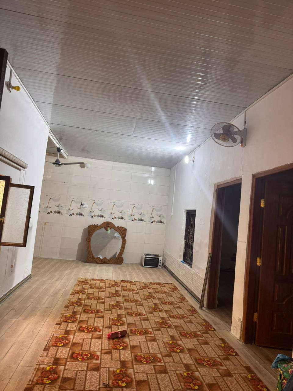 بيت للايجار تجاوز في القبلة السوق الكبير(القديم)السقف سندويج والارضيه سيراميج يحتوي على غرفتين وصالة ومطبخ ودوانيه ومشتملات وطارمة للاستفسار تواصل ***********
