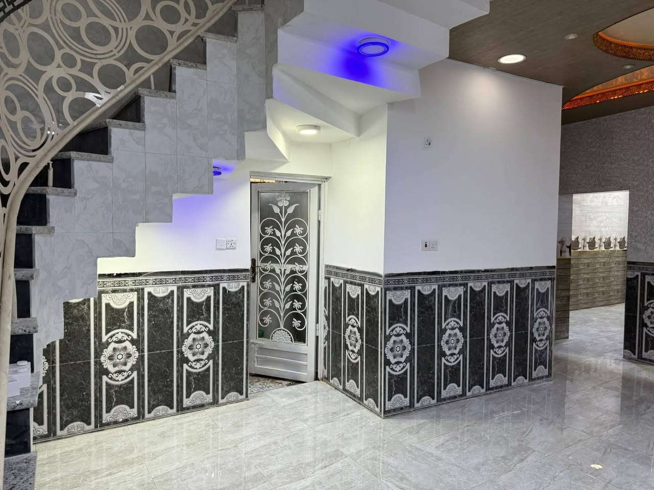 للبيع للبيع
#دار في منطقة ال 36 بيع مستعجل
#المساحة 125 متر طابق ونص
#بناء 2023-2024 جديد 
يحتوي على غرفتين اكبار وصالة كبيرة ومطبخ وبراني ومجمع صحيات عدد 2 وسطح وطارمة 
للاستفسار او كثر مراسلتنا على الخاص او الاتصال على الأرقام التالية أو مراجعة مكتبنا 
مكتب الفخامة للعقارات في السماوة 
الواقع في منطقة الحكم قرب مكتب العصائب القديم ومقابل باب متنزه الزهور
***********
***********
***********
