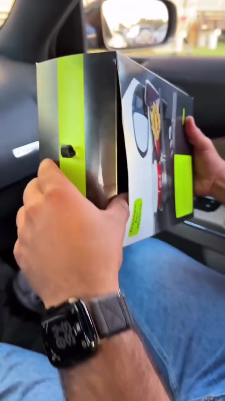 حامل جانبي ذكي 3×1 للسيارة مع حامل كوب ومنظم موبايل

الاستخدامات:

تنظيم الهاتف أثناء القيادة بشكل آمن وسهل الوصول.

حمل الأكواب والمشروبات (قهوة، علبة مشروب، ماء).

تخزين الوجبات الخفيفة مثل البطاطا أو السناك.

وضع المحفظة، المفاتيح، النظارات، أو أي أغراض صغيرة.

مناسب للرحلات الطويلة والاستخدام اليومي داخل السيارة.

المميزات:

تصميم 3×1 عملي: حامل كوب + صينية تخزين + حامل موبايل في قطعة واحدة.

يُركب على باب السيارة دون التأثير على حركة رفع الزجاج.

فتحة مخصصة لتمرير كيبل الشحن لشحن الهاتف أثناء وضعه في الحامل.

سعة تخزين جيدة مع تقسيم داخلي يساعد على ترتيب الأغراض.

مناسب لمعظم موديلات السيارات (Universal Design).

مصنوع من بلاستيك ABS قوي ومتين مقاوم للاستخدام اليومي.

يحتوي على قطع تثبيت فوم لاصقة لثبات أفضل ومنع الاهتزاز.

تصميم أنيق بلون أسود ينسجم مع ديكور السيارة الداخلي.

محتويات الصندوق:

حامل جانبي متعدد الوظائف للسيارة.

قطع فوم لاصقة للتثبيت (Thin sheets + Thick foam pad).

القياسات:

قياس المنتج:

الطول: 16 سم

العرض: 18 سم

الارتفاع: 10 سم

قياس الكارتون:

الطول: 19 سم

العرض: 10 سم

الارتفاع: 27 سم

الملاحظات:

يتم تركيبه في الفجوة بين زجاج السيارة والباب من الأعلى.

يُنصح بالتأكد من سماكة الباب قبل التركيب لضمان التثبيت الصحيح.

قد يختلف مستوى الثبات حسب نوع السيارة وسماكة الباب.


**إذا كنت صاحب هذا الإعلان وتريد حذفه لأي سبب، رجاءا أرسل رسالة إلى الدعم الفني**