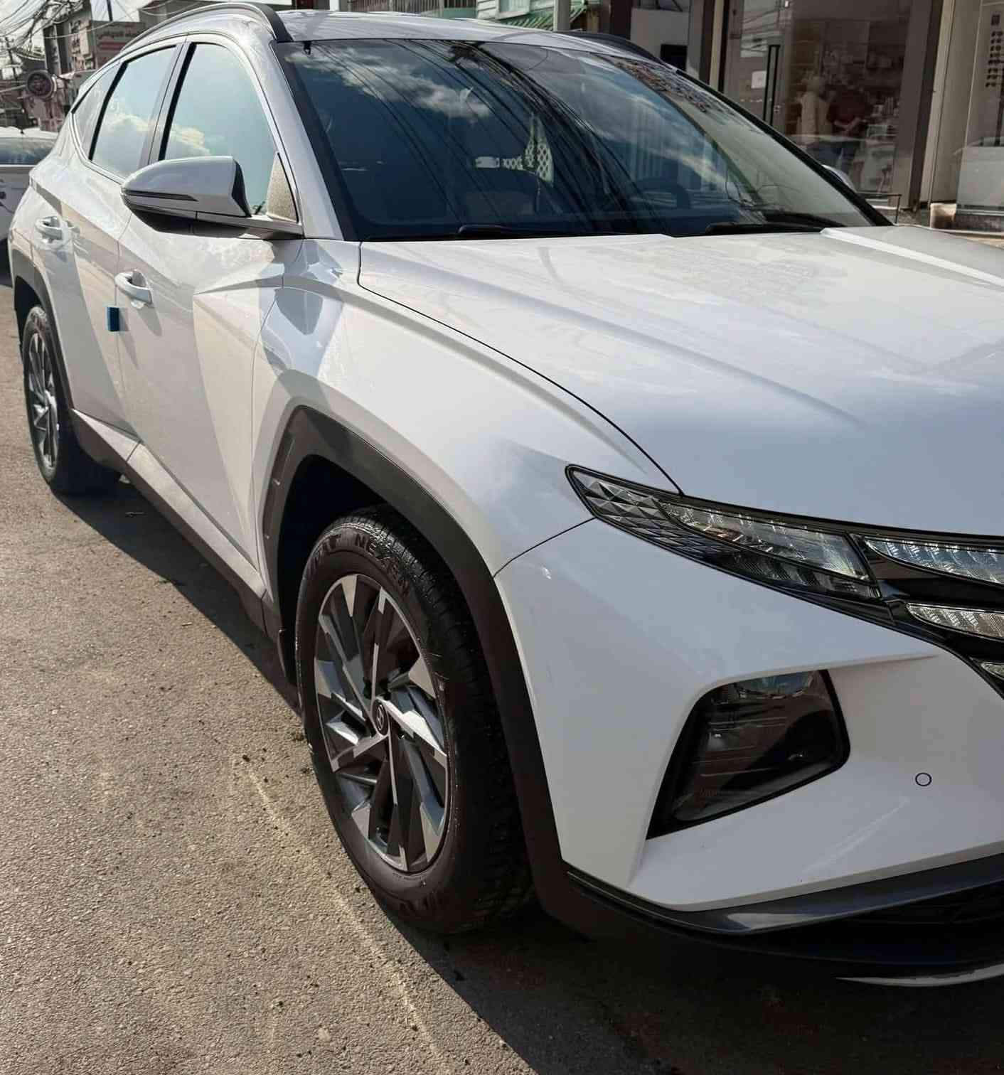 السلام عليكم
توكسان للبيع موديل 2024
موصفات معروفة فول عدى البنوراما
ماشية 61 ألف 
السيارة مكفولة عدى اقل الشبر 
2013
***********
