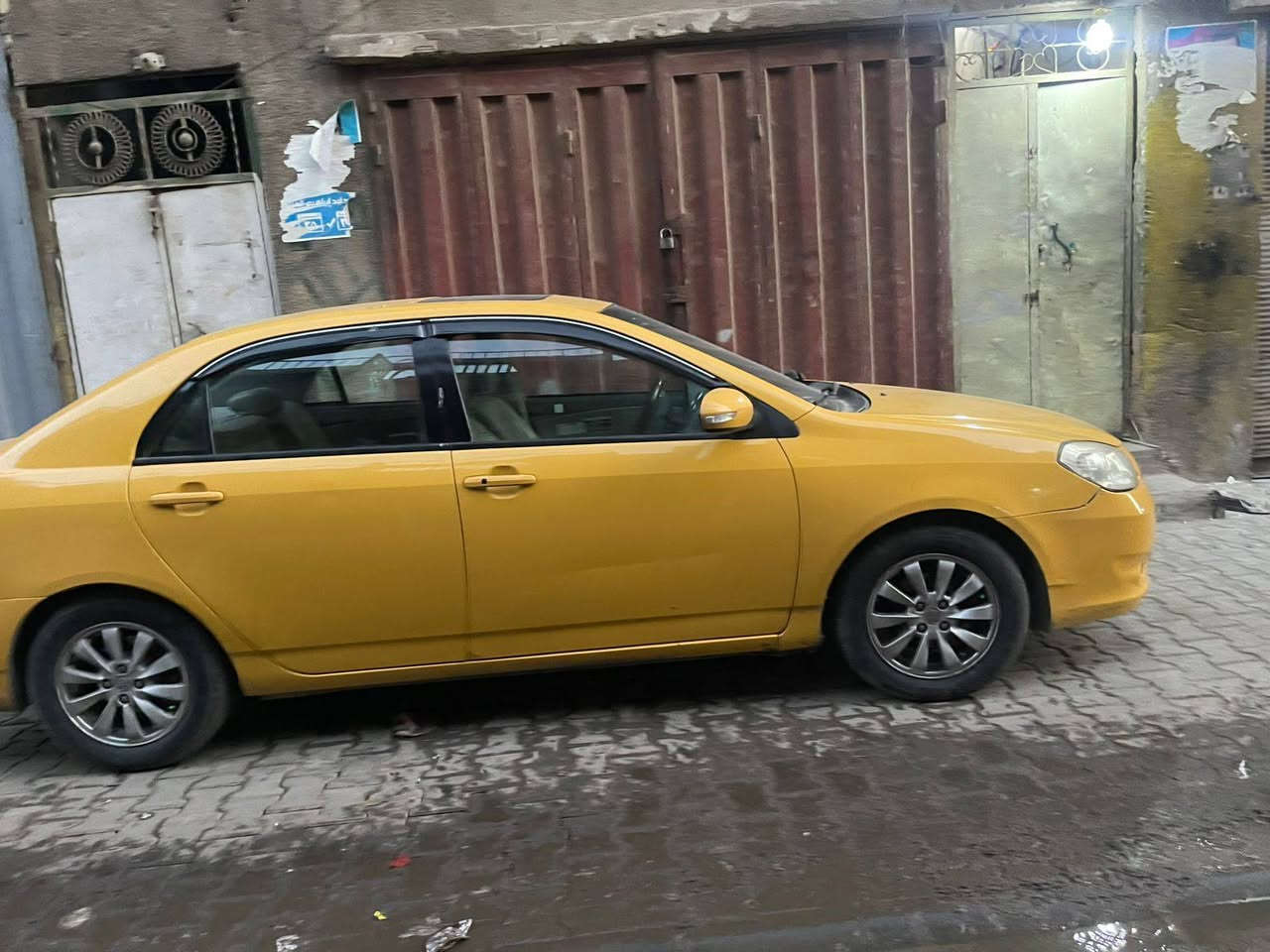 السلام عليكم
بي وايدي جي 3 موديل 2016 فول موصفات فتحه وبصمه
 السيارة نصبته حلوة
 كير ومكينه كفاله كير أوتوماتيك 
حداديه إماميه خلفيه جديد
فيت بم جديد كهربائياته كله شغاله 
 تخم تاير جديد 
 رقم السيارة بغداد نكليزي 

هيئه وغرامات مصفرهن 

مكان السيارة بغداد 

السعر 66 وبي مجال 
***********  بي واتساب الرقم
