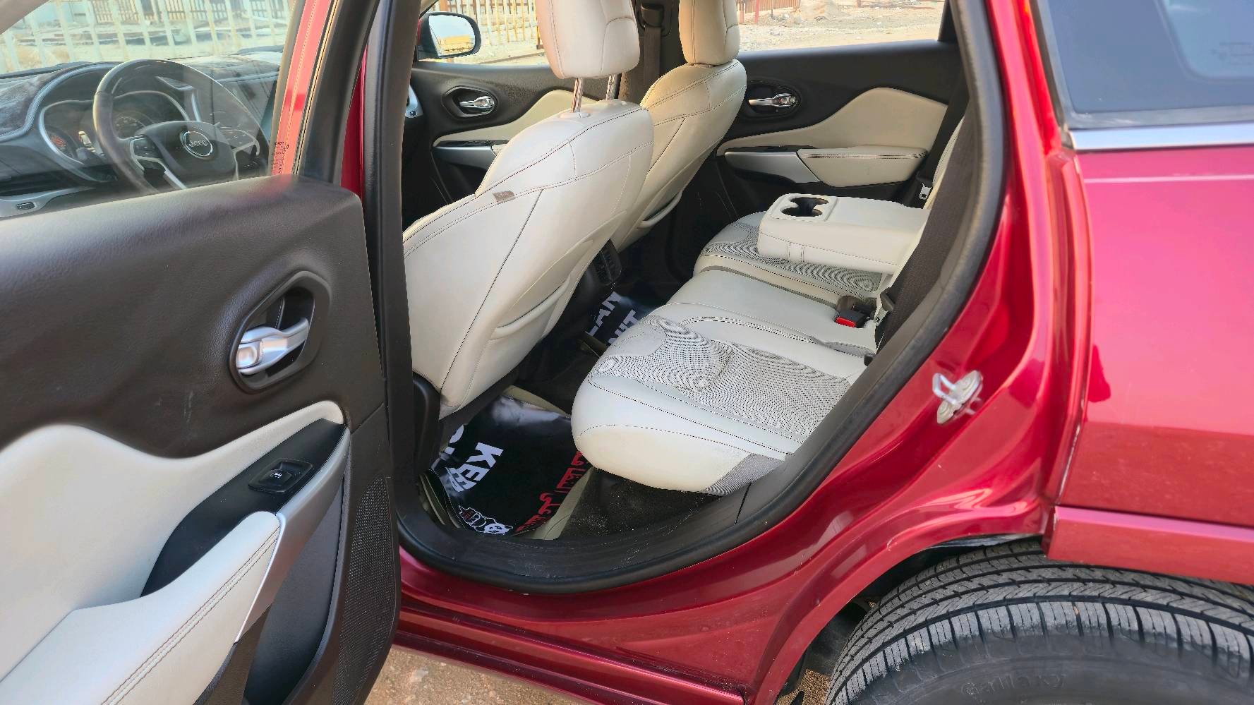 السلام عليكم 
جيب بزون للبيع موديل 2016 اربيل
حادث فقط ويل الامامي 

صبغ جاملغ  بدون دواخل وبدون ايرباك

-محرك 6 سلندر 
-بصمة تشغيل
-دواخل جلد بيجي 
- لوحة قيادة الكترونية 
-نقطة عمياء 
-تشغيل عن بعد  
-بصمة ابواب 
-كشنات جلد تدفئة وتبريد 
-استيرن تدفئه
-تبريد قطعتين 
-سايد بريك بصمه  
-فتحة سقف بانوراما 
-صندوك كهرباء 
خزن ميموري كراسي                               
- شاشه كبيرة
-تخم تاير جديد 
-اشاير بالمري 
- ماشية 140,000 كيلو متر 
- ⁠كاميرا دواره 
- ⁠حساسات  خلفيه 
- ⁠مكان السيارة نجف 
