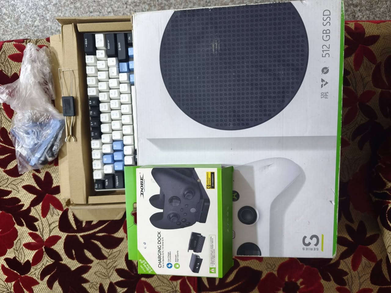 سلام عليكم شلونكم شباب
Xbox series s للبيع 
شبابنا الغاليه إكس بوكس سيريس اس للبيع نسخه 22 مع جميع ملحقاته الاصليه و كيبورد كيمنك و الجويستك الاصليه و كارتونته الاصليه حساب كامل و و كيم باس شهرين مفعل و العاب كامله شباب الله شاهد الجهاز كلش نظيف 99% نظافه مستعمل شهرين فقط يعني تاخذه و تدعيلي سبب البيع طالب سادس سعره 450 و بيه مجال للشراي ان شاء الله  للتواصل رقمي *********** متوفر واتساب و متوفر ماسنجر
