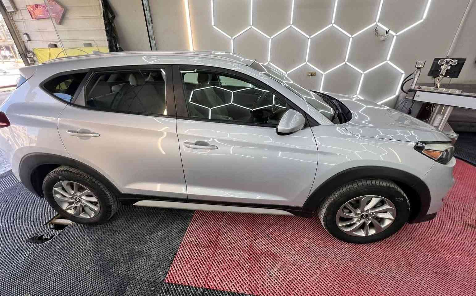 للبيع توسان موديل 2018 رصاصي
وارد أمريكي  بدون ايرباك 

مواصفات السيارة 
3 أنظمة قيادة
كشنات كهرباء 
كشنات تدفئة
حساسات امامي خلفي 
فور ويل  
تحكمات أستيرن
وبعد غيرها مواصفاتها معروفة

السيارة حاثها خفيف فقط بداية البنيد ومرجع بارد وشوية باب سائق هم مرجع بارد بدون اي دواخل وصور الحادث موجودة 
رقم ديالى الدولي الجديد يعني بأي مكان تتحول 

للاستفسار ***********
