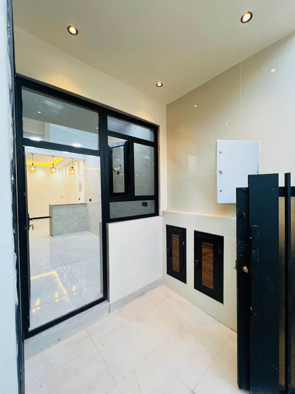 السلام عليكم

🏠#دار_للبيع   100متر واجهيه 6،25متر نزال 16متر

  طابقين   بناء حديث وتصميم متكامل ✨️

يحتوي البيت. ع[3غرف نوم -استقبال -صحيات عدد 2- صالة- ومطبخ] البيت شغل درجة اولى 

مع الخدمات[ماي-كهرباء-تبليط]✨️

🔴ملاحضه البيت قيد الانشاء يتسلم 🔑

⬅️نوع العقار  طابو زراعي سند 25 اقرار محكمه 

⬅️العنوان #بغداد_الدوره_البوعيثه   

       مجمع السلطان لأول 

🔴للاستفسار  خاص او الاتصال ع  الرقم ***********
