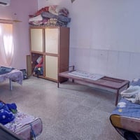 دار للأيجار بحي الجامعه نهايه شارع عشرين غرفتين نوم وصاله ومطبخ وصحيات...