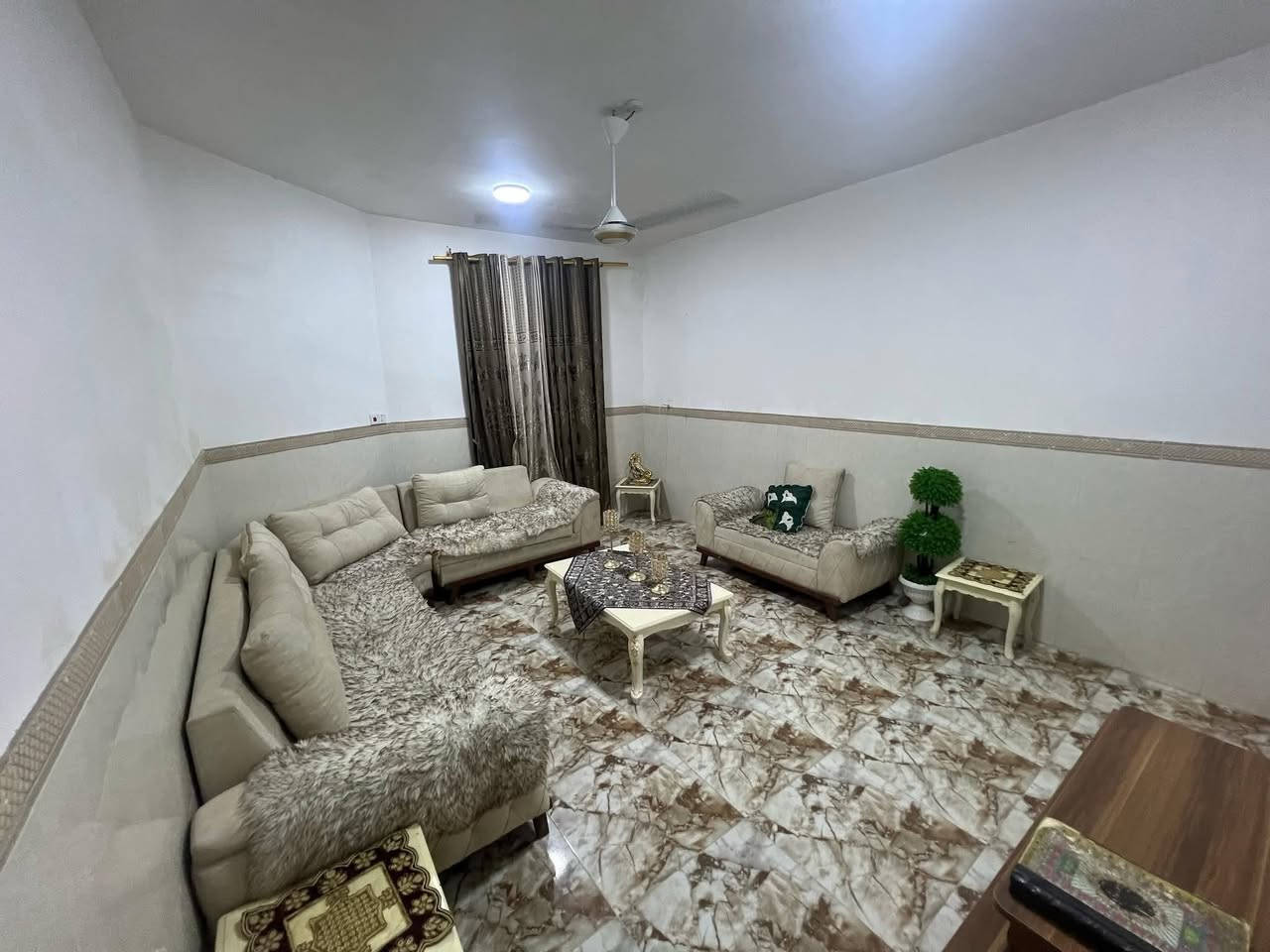 دار للبيع...

الموقع // المسيب _حي المعلمين خلف الجامع الاصفر

المساحة//  200متر   طابقين  (طابو زراعي)    سند ٢٥

السعر//185 مليون قابل للعملة

يتكون من...

استقبال +   4 غرف نوم  كل طابق غرفتين
مطبخ    +      صالتين    كل طابق صالة
مجمع صحيات داخلية وخارجية
كراج +حديقة
مناور +درج خارجي للطابق الثاني 

مواد البناء درجه اولى طابوق السقف صب كونكريت
الارضية مرمر للطابقين حزام سيراميك دار جاهز ومرتب
من حيث الموقع والبناء حديث سنة ٢٠٢٠

للإستفسار /*********** واتساب
#مكتب #الماسة #للعقار
