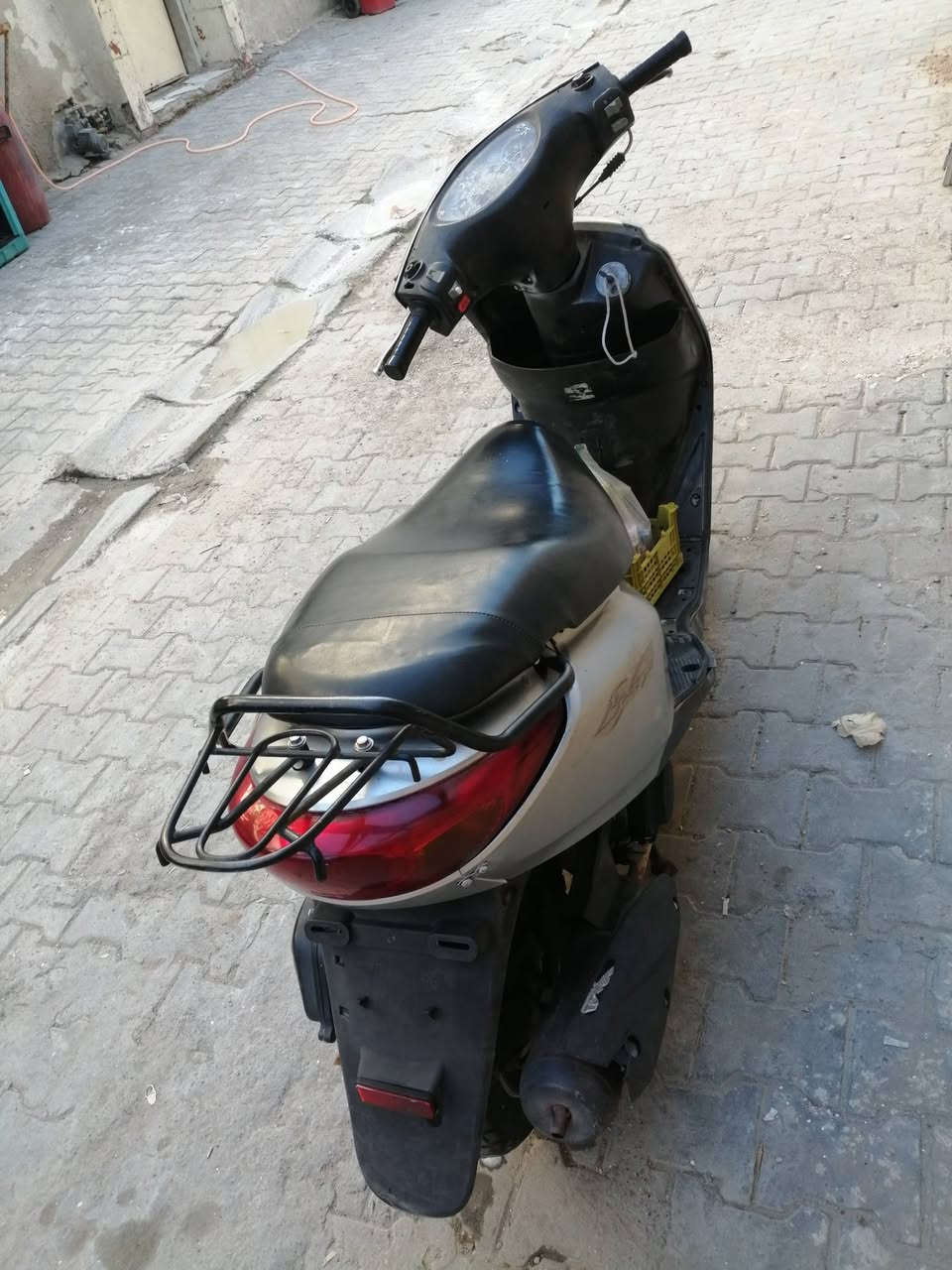دراجه بريز فحل شغاله سلف هندر كفرات مختمه دبلات جدد قفل جنطه قفل ستيرن كله شغال لايت شغال نقصه بس اشاير اليسره وكيلو وبريك امامي الباقي كله شغال  متر سرعه بس كيج بانزين شغال كابريتر اصليه داجه خير من الله السعر 500 وبيه مجال المكان الحريه  ***********
