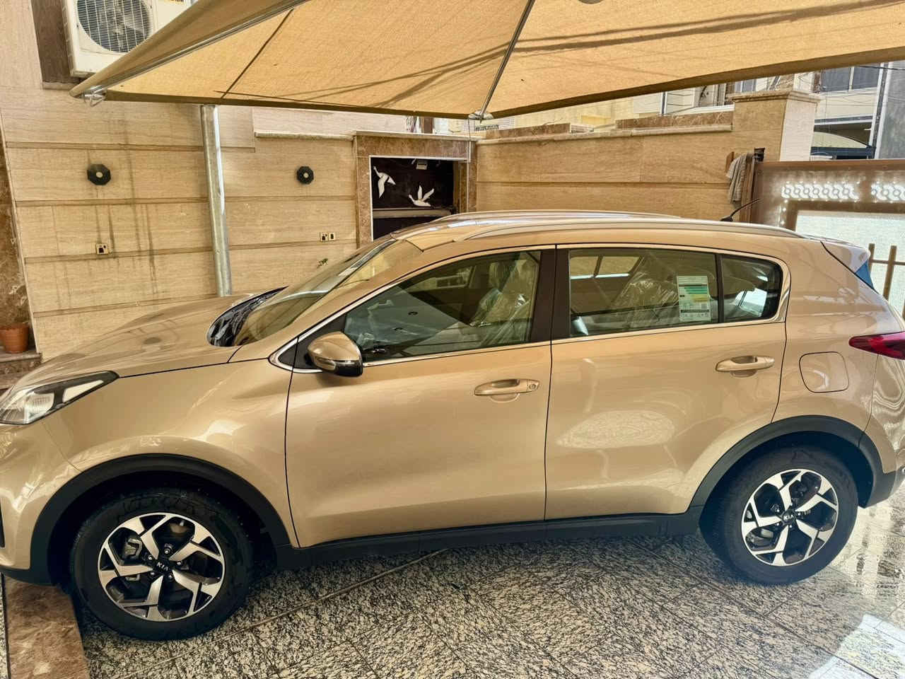 كيا سبورتج 2019 خليجي رقم بغداد بيها قطعتين صبغ اثر طخه صغيره السونر موجود بلصور ماشيه 128الف رايدها 174 وبيها مجال الاتصال ***********
