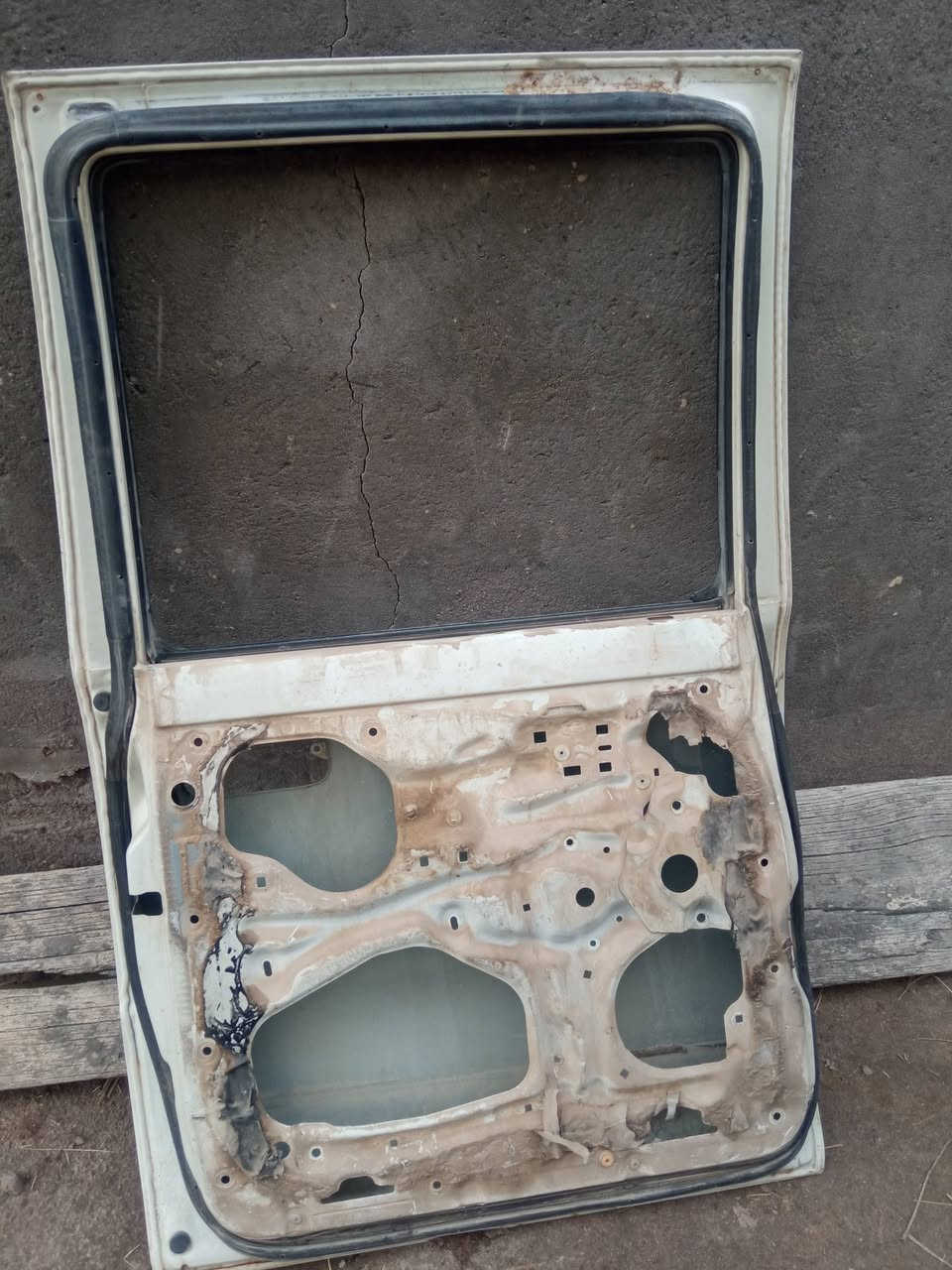 اسلام عليكم /بيبان تيوتا موديل تسعينات مع جاملغات السعر 250 وبيه مجال مكاني السماوه  الخضر /***********/***********
