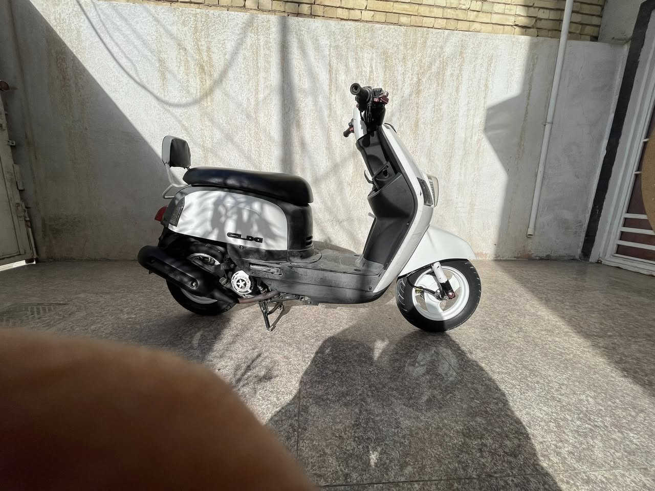 السلام عليكم حبايب دراجه بوليس (نوزل) رمبه موديل 2010 .... نزلت من الحاويه بهذه التعديل دبلات GDMS ويدات GDMSدبل خلفي رياضي 7الوان فراك 
ماشيه 35الف كيلو بلاديه برغي مامفتوح بيه شادلها لايتLED
واشاير LED
سعر مليون و50وبيها مجال 
مكان كربلاء. ***********
