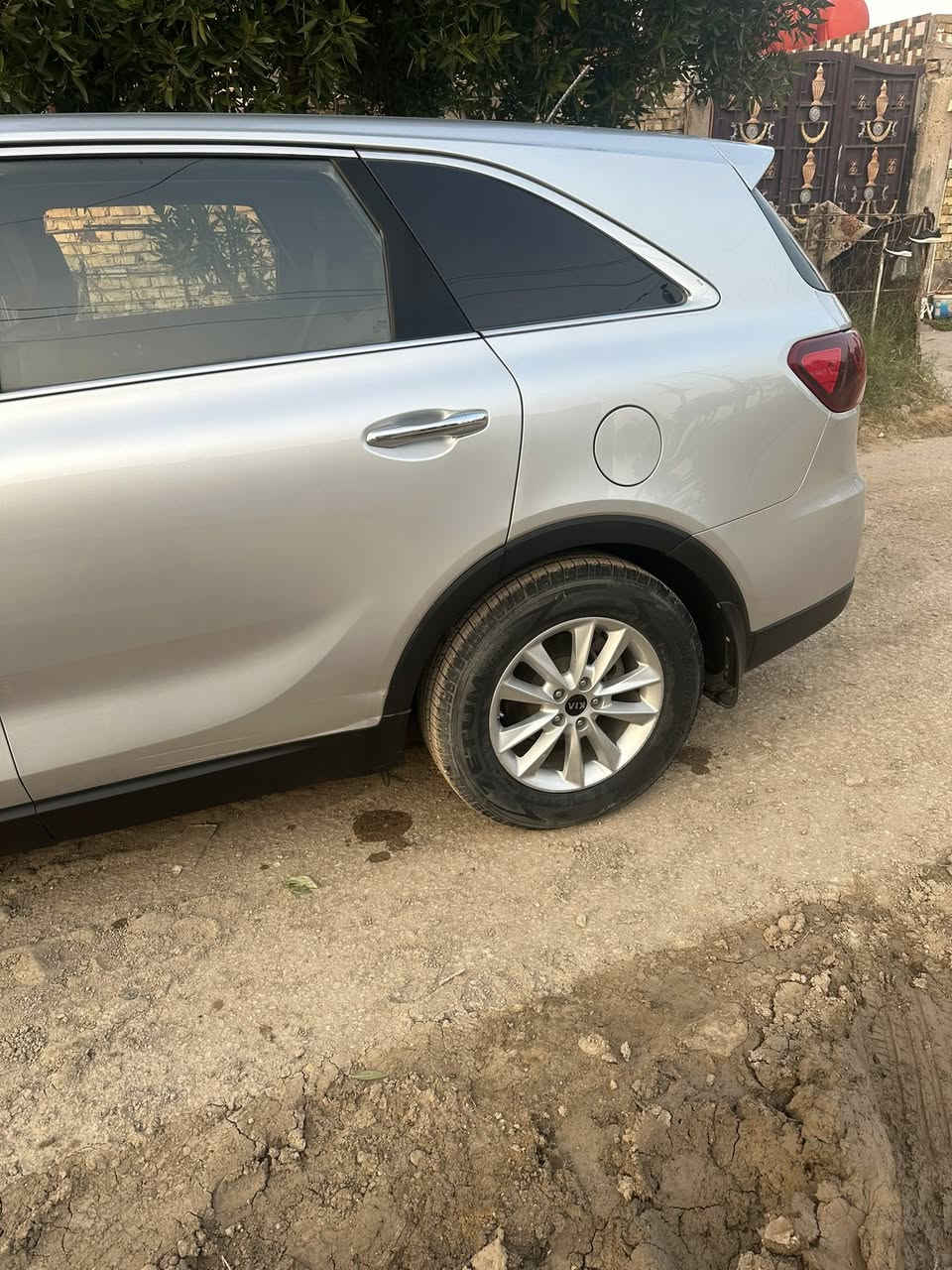 السلام عليكم ورحمة الله وبركاته  عندي سورينتو 2020رقم بغداد باسمي صار اربع سنوات محرك 2400 مكفول كير مكفول حداديه فول تخم تاير كوري وارد أمريكي ضربتها من الأمام بنيد وجاملغ أيمن وأيسر سعرها 185 وبيها مجال ترهم بيع وترهم مراوس حسب القناعه
للاتصال *********** واني حاضر للطيبين
