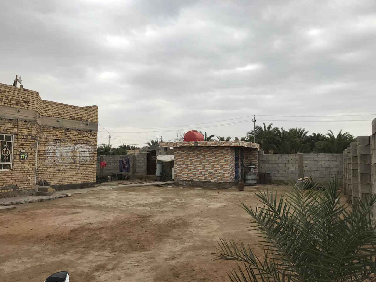 # بيت الزراعي _بالمنطقة ال حله بالوركاء - خلف الاتحاد 

                             رقم الإعلان: (3)

العقار : [ البيت مشمول بالتمليك الزراعي من قبل بلدية الوركاء]
نوع العقار : ملك زراعي 
جنس العقار : بيت الزراعي مع كافه الخدمات من ماء وكهرباء ومجاري تبليط ومقرنص مع طريق اكثر من ٨ متر. 
المساحه: ٦٢٥ متر 
تفاصيل البيت : غرفتين مساحة ٥× ٦ متر اضافه الى هول بمساحه ٤ والنص × ١٢ متر مع درج لف اضافه الى استقبال خارجي ٥× ٦ متر  اضافه الى مطبخ بمساحه ٤×٤ متر اضافه الى صيحات خارجية كما هو واضح في الصور كذلك يوجد عدد من نخيل بجوده جيد جداً. 
ملاحظه/ البيت محتاج فقط صبغ والأراضيه ويكمل 

يمكنكم التواصل معنا واستقبال عروضكم العقارية 
عبر الأرقام التالية:
📞 الرقم الأول: [***********]
📞 الرقم الثاني: [***********]

📞 للاستفسار اكثر- يرجى زيارة - مكتب الميراث للعقارات 
📍 عنوان المكتب: المثنى - قضاء الوركاء - بدايه حي الزهراء
