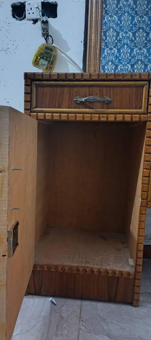 ميز مرايه نجاره سعره ٧٥ غساله شغاله ما داخله تصليح سعرها ٧٥ تنور كهربائي تركي سعره ٢٥ ديوان أربع مقاعد سعره ٤٠ بيه مجال الاتصال  ***********
