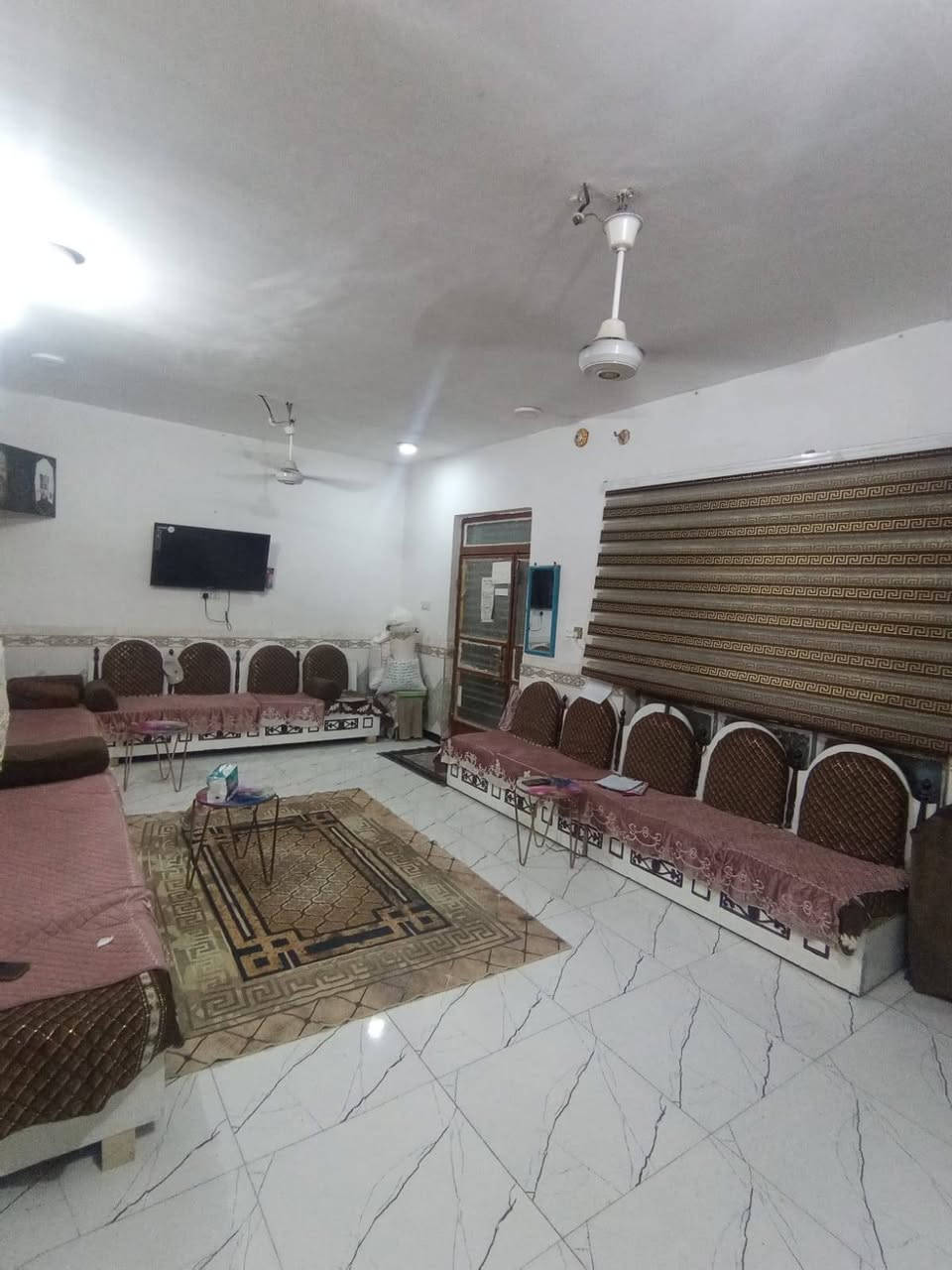 بيت طابو صرف في حي الفرات مساحته 119 صالة 7×4  غرفتين ومطبخ وصحيات والحمام داخلي بالمطبخ والبيت دولان وعالي عن الشارع وبناء في 2022 العنوان حي الفرات قرب المدرسة الصينية والمستوصف والملعب
***********
