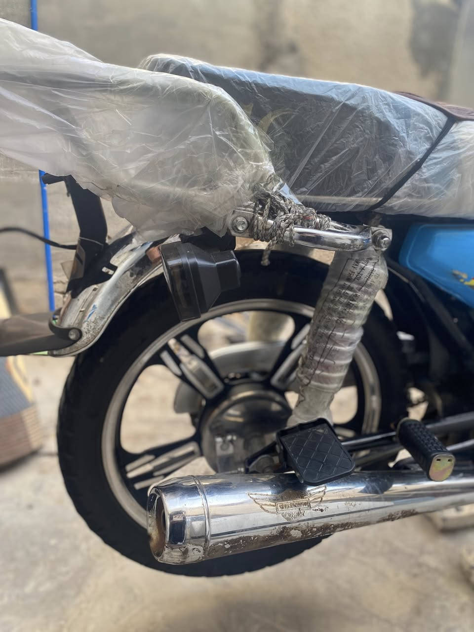 السلام عليكم  دراجه أيراني 5 كير.
الموديل 2024
المكينه/200
/مكينه مكفوله من تنقيص تبخير وفتح 
الدراجه الله شاهد نضيفه ومتوكف بلشارع
واشتريت دراجه ثانيه بوكسر واريد أبيع هاي 
نقصها بس الكهربائيات وكفت فجأه ماعرف شبيهن وماعندي مجال اروح افحصهن أبيع على حطتها بس الله شاهد جانت كلشي شغال بيها وفجأه كلشي وكف يعني كتف لو فويز ماعرف 
المهم السعر 500 بيها مجال بسيط كلش 
مكاني سيطره سبع قصور 
رقمي ***********6
