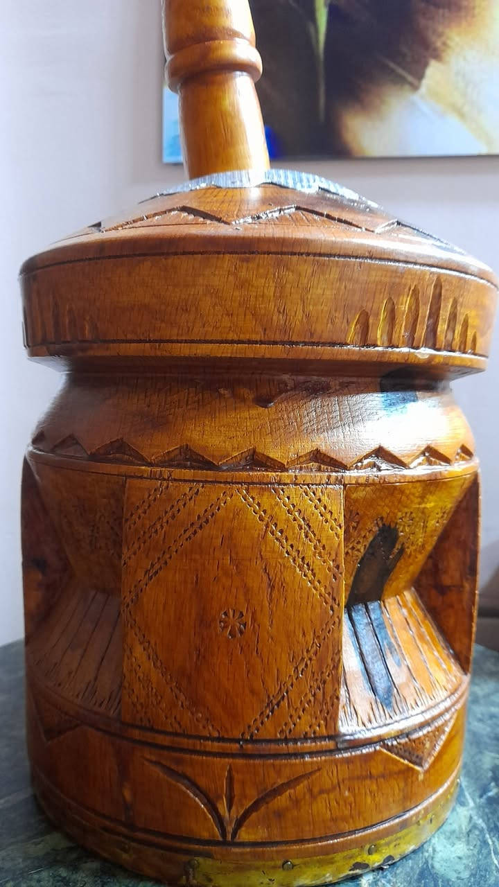 مهباش تراثي فاخر من خشب السنديان المعروف بخشب( البلوط) الأصلي
​لكل محبي التراث والقطع الفنية النادرة، أعرض لكم هذا المهباش المميز المشغول يدوياً بدقة عالية، والذي يجمع بين عبق الماضي وجمالية التصميم.
​المميزات:
​نوع الخشب: مصنوع بالكامل من خشب (البلوط)المتين، المعروف بصلابته ومقاومته للظروف الجوية، مما يضمن بقاء القطعة لأجيال.
​التصميم: مزخرف بنقوش هندسية وتراثية غائرة (نحت يدوي) تغطي كامل جسم المهباش واليد، مع لمسة فنية من المعدن المطرّق على الفوهة.
​الحالة: ممتازة جداً، نظيف ومحفوظ بعناية (كما هو موضح بالصور).
​الاستخدام: قطعة ديكور فخمة للمضافات، البيوت التراثية، أو الزوايا العربية، كما يمكن استخدامه لطحن القهوة.
​للتواصل على رسائل الصفحة.
#هاون_نحاس_مدق_مهباش_مهابيش_مزهرية_فازة_هدايا_دلات_محماس_قهوة_انتيكا_تُحف
يتوفر خدمة توصيل


**إذا كنت صاحب هذا الإعلان وتريد حذفه لأي سبب، رجاءا أرسل رسالة إلى الدعم الفني**