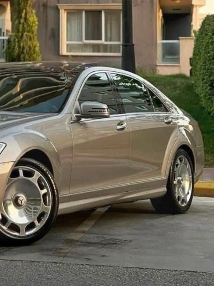 اللي يدور جديد هذا الجديد
مرسيدس S350 موديل 2006 محدث 2013 
لأصحاب الذوق الرفيع والتميز، معشوقة الجماهير اليخت الألماني بحالة ممتازة وجاهزة للاستخدام الفوري.
المواصفات والخصائص:
الفئة: S-Class (W221)
الموديل: 2006 محدثة 2013
المحرك: S350 (6 سلندر، عزم قوي واقتصادي بالوقود)
ماشية 170 الف كيلو متر 
رقم سليمانية بٱسمي سنوي جديدة 
الحجم: لارج (Large) - قاعدة عجلات طويلة (باب طويل) لراحة قصوى للمقاعد الخلفية.
اللون الخارجي: ذهبي ملكي مميز جداً وجذاب.
اللون الداخلي: جلد (بيج/اسود) بحالة جيدة جدا
الإضافات والمميزات:
نظام الستائر: مجهزة بـ 5 بردات (ستارة خلفية كهربائية + 4 ستائر جانبية للأبواب الخلفية والمثلثات) لخصوصية وعزل تام.
فتحة سقف بانوراما 
حساسات أمامية وخلفية (Parktronic).
مقاعد كهربائية مع ميزة الذاكرة (Memory Seats).
نظام ملاحة وشاشة عرض تحكم كاملة.
تكييف مركزي منفصل (ثلاجة)
ويل مايباخ 19 انج
حالة السيارة:
السيارة مسرفسة بالكامل وجاهزة، لا تحتاج لأي مصاريف أساسية.
محرك، گير، وشاصي على الفحص.
بيها صبغ اثر شخوط وتوجد صور تثبت ذلك للمهتمين
مكان السيارة بغداد الغدير
للاستفسار ***********
