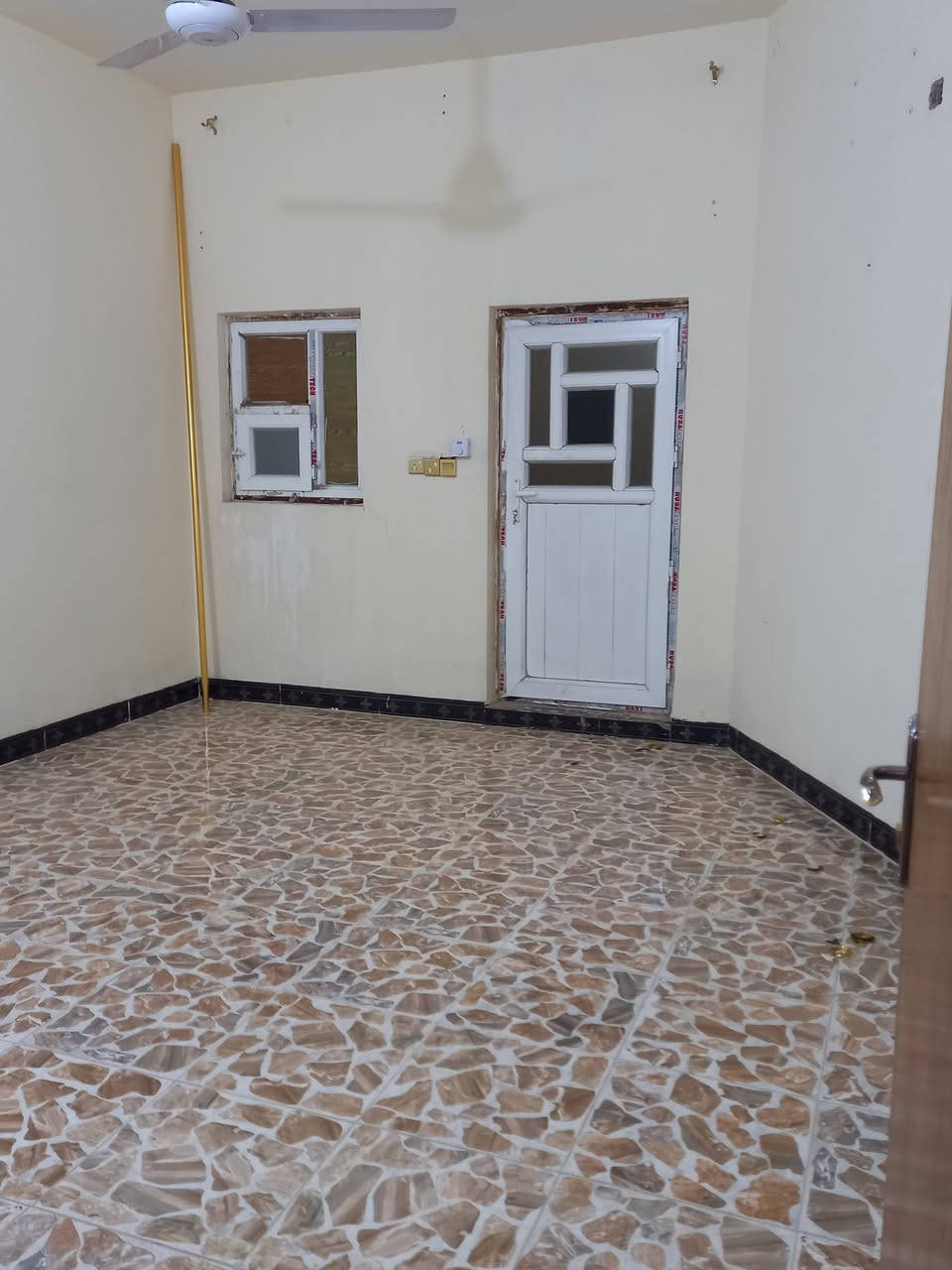 للأيجار بيت في حي القضاة مساحته ١٢٥ متر يحتوي على ٣ غرف نوم وموزع واستقبال ومطبخ وصحيات ٣ وكراج السعر ٤٠٠ ألف للإستفسار***********
