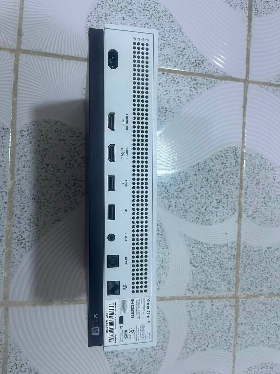 سلام علیکم xbox one s بۆ فرۆشتن (دەسکی بیلاد - وایەر ئێچدی بیلاد - وایەر بیلاد - نەکراوە- 500g ) نموونە لە پاکی  نرخی:170 معامەلە گەیاندن بەردەستە بۆ سەرجەم شارەکان ڕەقەم موبایل:***********

