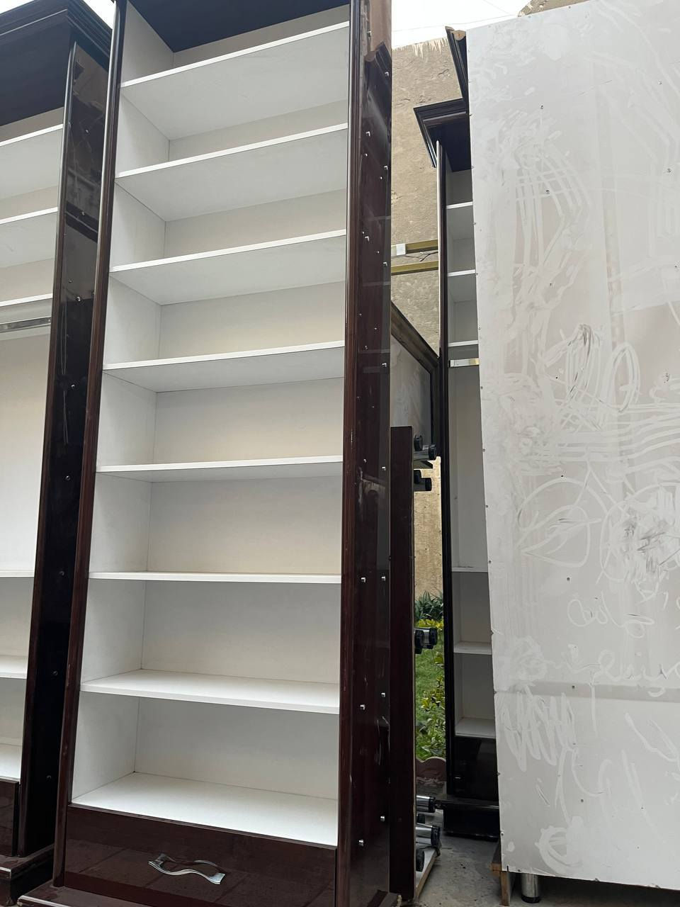 السلام عليكم  ديكور محل  ملابس مكون من كناتير خشب MDf 
العدد  6 منفرد الأرتفاع  3متر إلا ربع  والعرض 90 وإضافة  الى كنتور وجه  مزدوج  قطعتيم   الأرتفاع 3متر إلا ربع والعرض 3 متر  إضافة إلى مسرح مليكانات  بي ملحق دنك  عدد4  إضافه  إلى  رفوف ثقيلة  عدد 16 إضافة  إلى  الواح خشب MDf  وسجج نوع ممتاز جداً وستانات  تعليق جدارية  
للإستفسار  واتساب ***********
