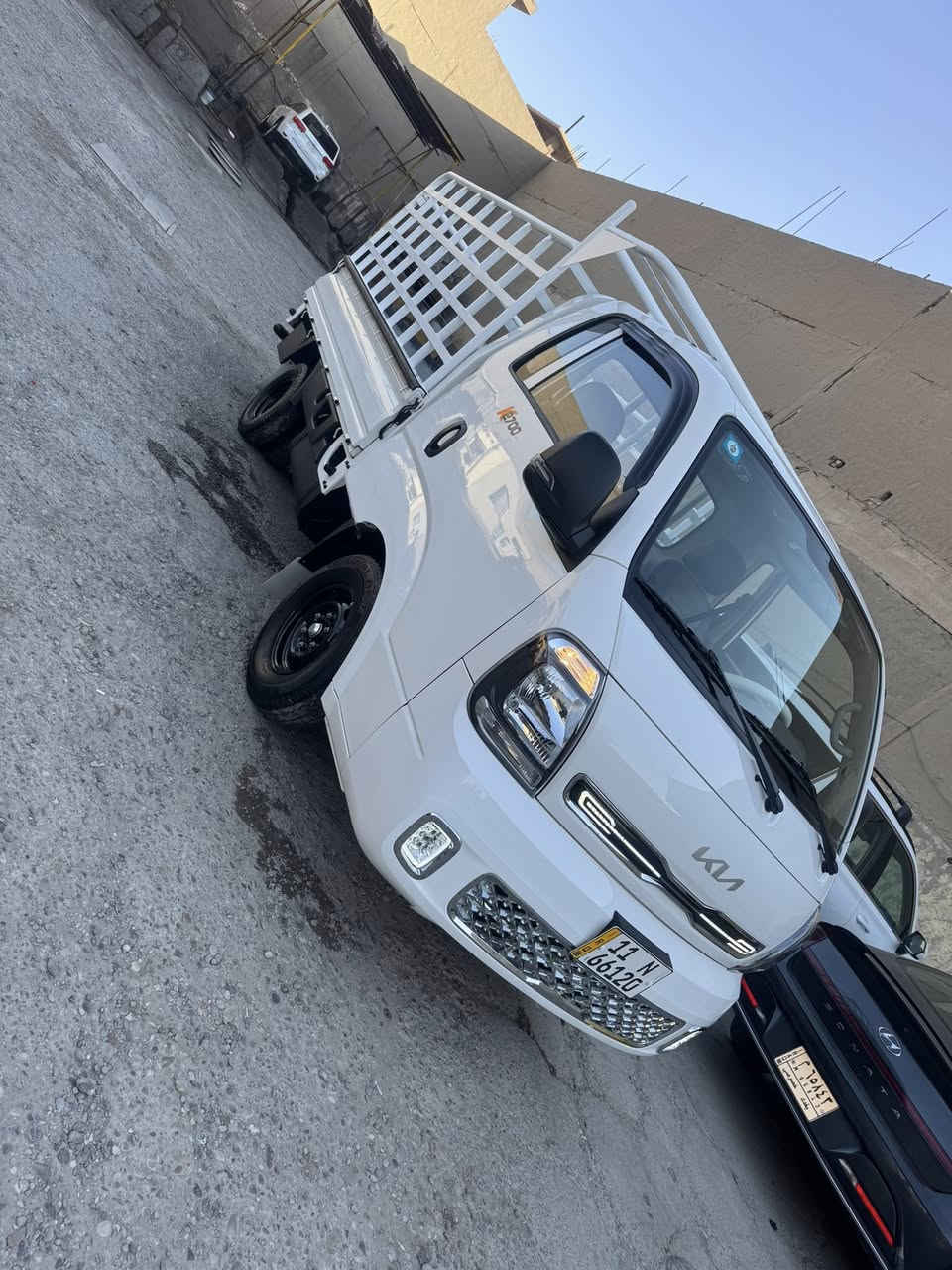 السلام عليكم للبيع كيا بنكو 2700 موديل 2024 مكفوله كفاله عامه ماشيه ٣٧ الف السياره استخدام شخصي بس داخل بغداد ابيع بدون محجر الغرفه مدوشمه كامل كشنات وارضيه والربع السعر ١٦٠ وبيهة مجال بسيط جدا مكاني بغداد 
***********
