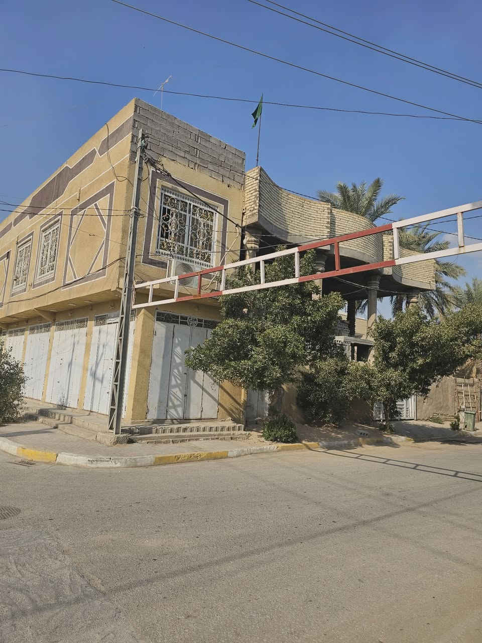 عقار استثماري للبيع كربلاء طريق بغداد
ناحية الأمام عون ( ع )
نوع العقار طابو صرف
ركن 300 متر 15 × 20
على شارعين رئيسيات
منزل طابقين + شقه + 4 محلات
الطابق الأرضي 
غرفة نوم 5×4 عدد  2
استقبال 11 × 4.5
هول 4.5 × 4.5
صاله 5 × 4.5
مطبخ 5 × 4.5
مخزن 2 × 4.5
صحيات عدد 2
كراج 11 متر
______________
الطابق الأول
غرفة نوم عدد 4
للأستفسار 
***********
*********** أبو محمد
