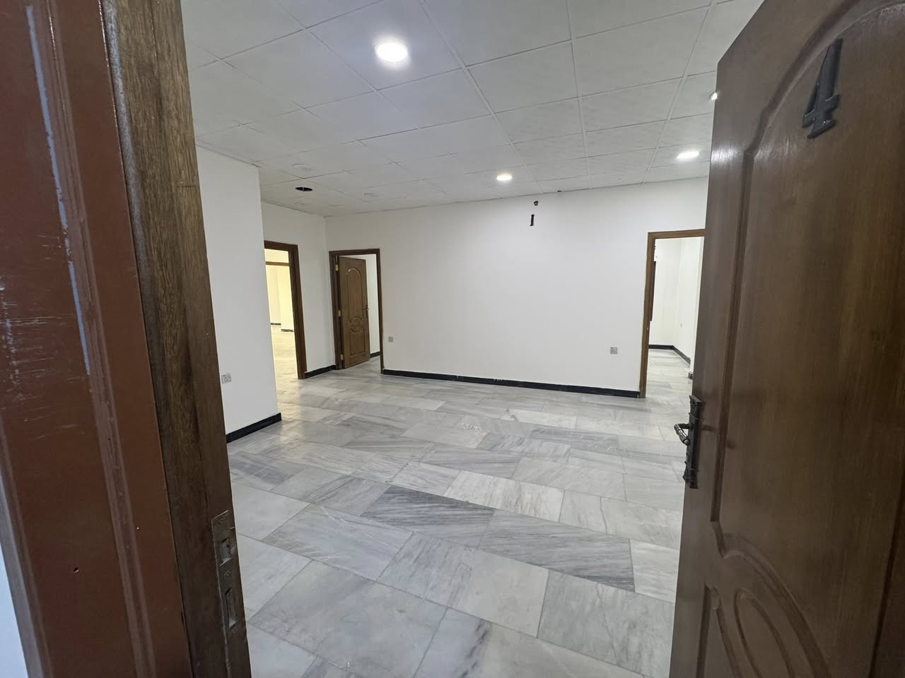 للأيجار عيادة أو مكتب
الموقع الحارثية شارع الكندي
غرف عدد 4 وصالة عدد 2 وحمام عدد 2
أطلالة مباشرة على شارع الكندي تصلح مركز طبي 
للتواصل ***********
