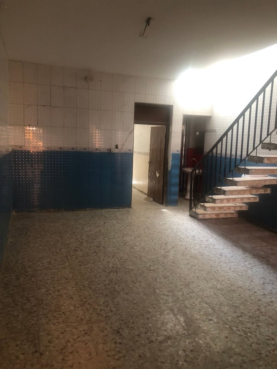 دار حديث للايجار مساحة100يحتوي على ثلاث غرف نوم كبيره واستقبال مع خدمات صحية فوك وجوه البييت جاهز من كلشي
العنوان:الشعب حي العقاري خلف مطعم حجي عادل
السعر:600
للاستفسار:***********مكتب الظلال للعقار
