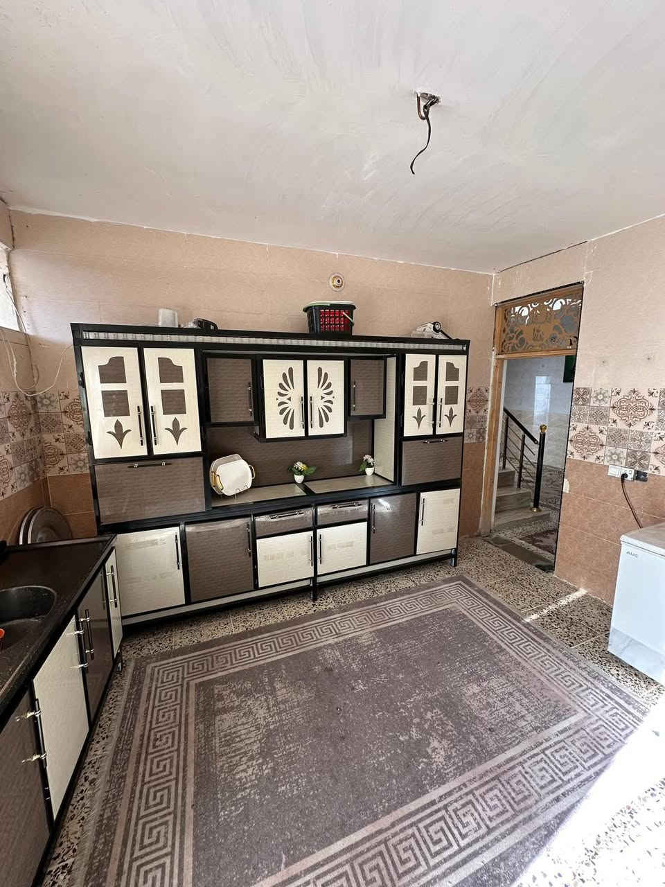 بيت زراعي لبيع مشمول بالتطويب بغداد جسر ديالى القديم منطقة العريفية يبعد عن السارع الرئيسي 100 متر مساحة 500 واجهة 12 يبعد عن التبليط 50 متر وعرض شارع الفرعي 13 متر بناء جديد هي السنة 5 غرف نوم مع استقبال طول 8 متر مع مضيف طول 12 متر مع اربع حمامات  الخارجي لضيوف حمام مع توليت مع حمام توليت داخلي مع حمام طابق ثاني البيت كله السقف صب كونكريت وكل البيت مع الكراج والحوش كله كاشي درجة اولى المنطقة جسر ديالى العريفية كهرباء اسلاك جديدة وتيول باب البيت ماء صوندات عدد 2 في البيت التفاصيل الاتصال ***********وتساب
