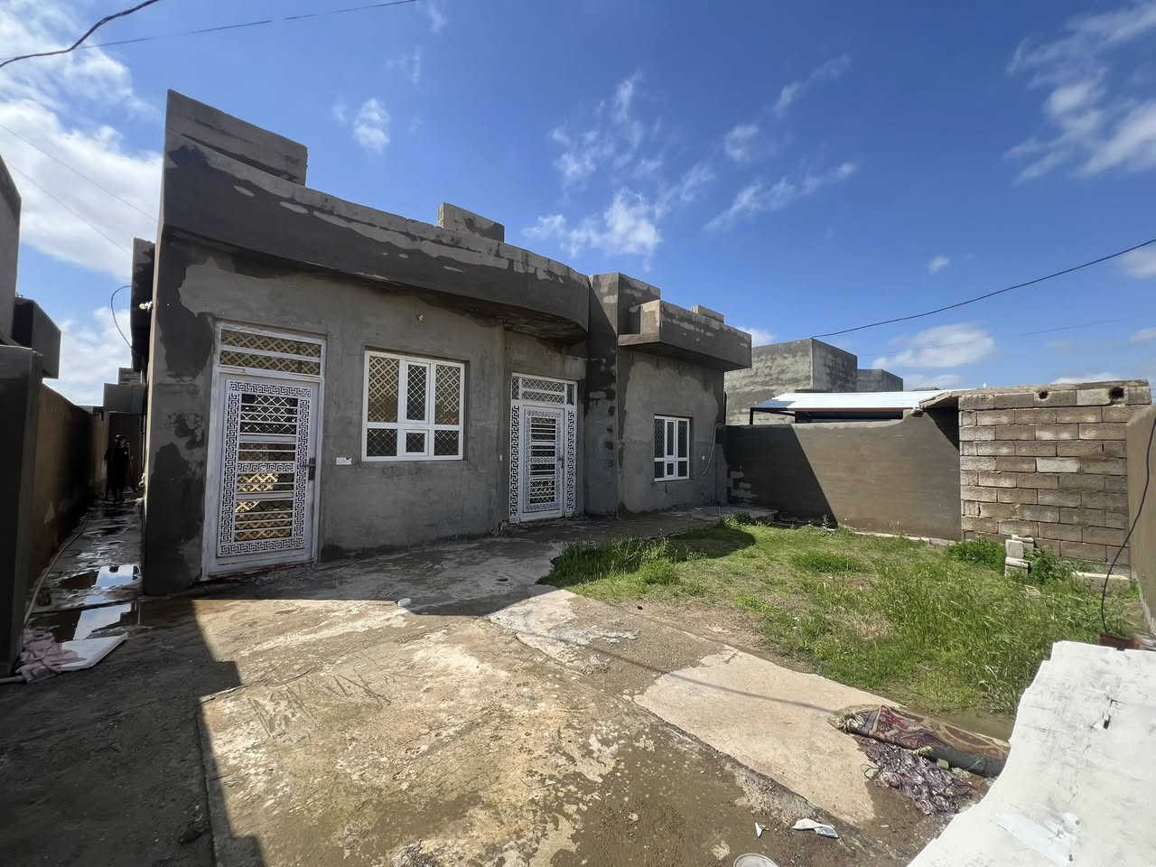 سلام عليكم
البيع بيت + ويرهم لايجار في العلم منطقه روتانا 

مساحه البيت 300 

شارع تبليط 

غرف نوم عدد 2 

صاله + استقبال

جموعه صحيات 

داخل وخارج 

لاستفسار 

هـ ***********
