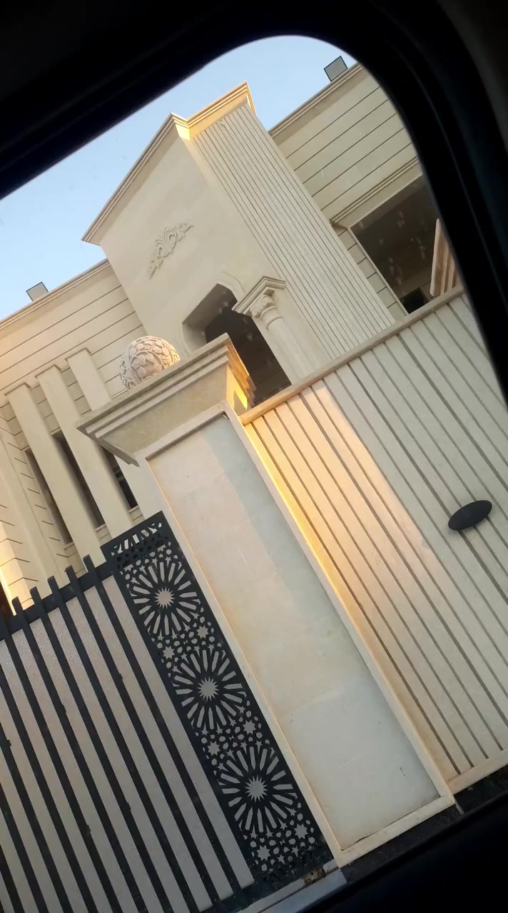 للبيع بيت ٣٠٠م بناء حديث ٢٠٢٦..بأسمي سند مفروز واجهية حجر حلان اخضر درجة أولى شبابيك المنيوم سحب مغربي درجة أولى صبغ وتلوين بأيدي محترف..
٥ غرف نوم صالة عدد٢ غرفة خطار أو إستقبال كبير مخازن عدد ٢صحيات ٨ مطابخ ٣ واحد بارد وحار٢ ارضية بورسلين درجة أولى بوليش دبل نانو الموقع شارع قطعة ٥٠٠ قرب ثانوية تكريت الاهليه للبنات***********زين ***********
