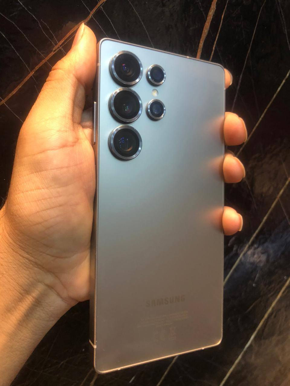 للبيع 📱
Samsung S25 Ultra – 512GB

المواصفات:
• شاشة 6.9 إنج AMOLED بدقة عالية وتردد 120Hz
• معالج قوي للأداء العالي والألعاب
• كاميرا رئيسية 200 ميكابكسل مع تصوير احترافي وزوم قوي
• كاميرات متعددة للتصوير الواسع والماكرو
• بطارية قوية تدعم الشحن السريع واللاسلكي
• يدعم قلم S Pen

حالة الجهاز:
• نظيف جداً وما بي أي شخط أو خدش
• استخدام خفيف
• بعده بالضمان
• ويا الكارتونة الأصلية مطابق ايمي
• الكيبل جديد ما مفتوح

السعر: (مليون و400 )
للتواص خاص 
توصيل موجود لكل محافظات العراق 5000 دينار🚙


**إذا كنت صاحب هذا الإعلان وتريد حذفه لأي سبب، رجاءا أرسل رسالة إلى الدعم الفني**