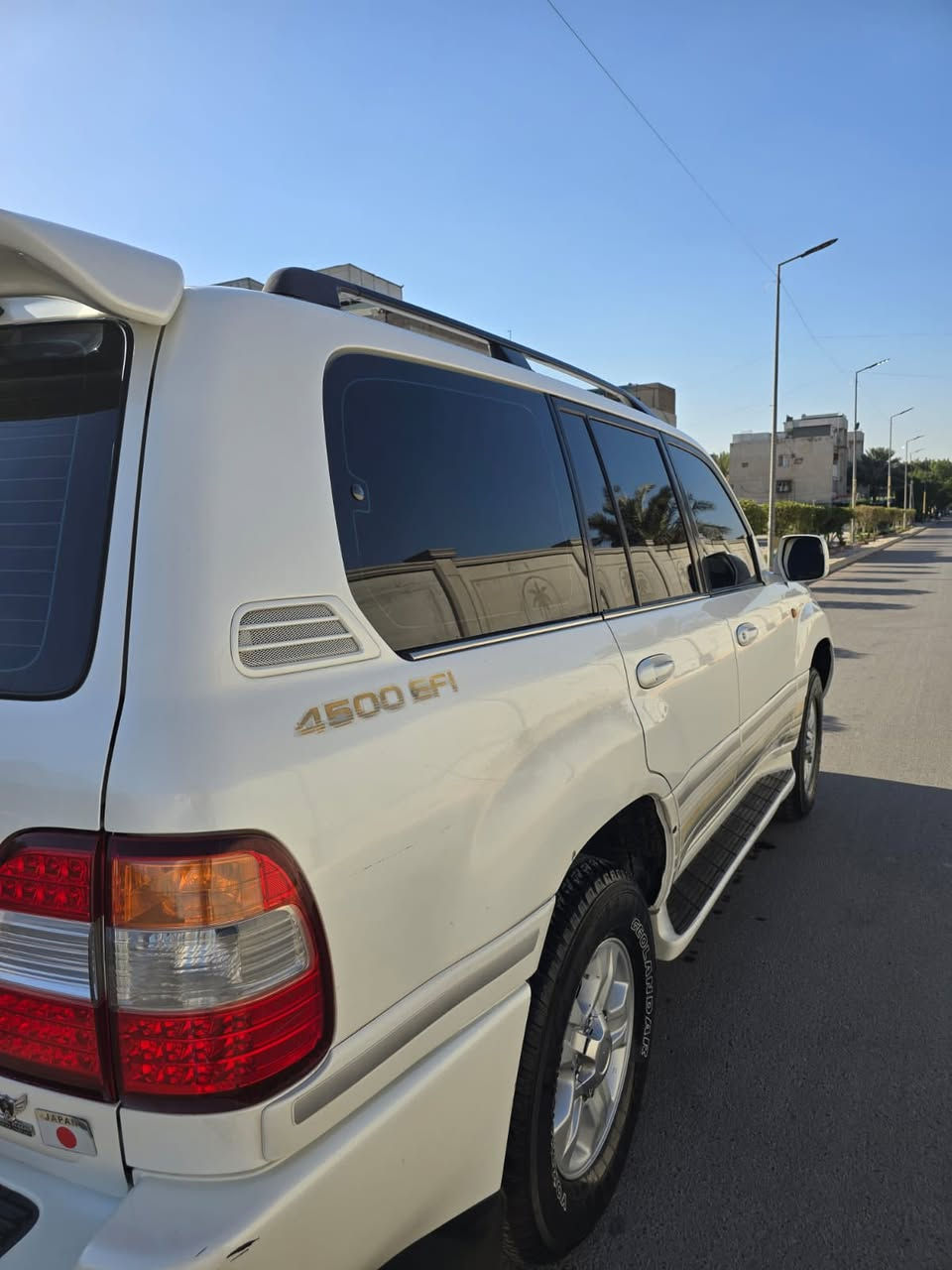 السلام عليكم
لاند كروز موديل 2006 GXR ليمتد فول مواصفات 
 مكينة 4500 6 سلندر محرك عدل
ماشية 158 الف كيلو متر قابل للزياده 
فور ويل4x4 شغال
3 قطع تبريد و ثلاجه 
شاشة و كامرة خلفية 
سلايد 
حساسات امامية و خلفية بلادي 
كشنات مخمل
زركات دعاميه بلادي 
 تايرات جدد يوكاهاما ياباني أصلي اسبير شركة 
حادثها موضح بالصور 
السياره رقم سليمانيه باسمي و تحويل فقط
السياره كلشي شغال بيها 
صدر خلفي جديد و امامي جديد 
 دسكات تخم جديد امامي و خلفي 
 منضومة زنون أصلي عالي ناصي 
مازدات جدد شركة ديبو
السعر 200 ورقة
***********
