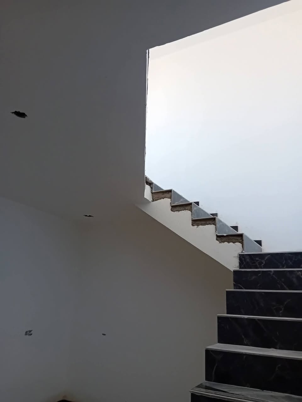 مشتملات عدد2 للبيع حي حكيم شارع علاء غريب قريب شارع العام كل واحد مساحه 100متر  بناء طابوك يتكون من غرفه نوم وصاله ومطبخ واستقبال مرقم من بلديه حديث جاهز للسكن كهرباء بوري نضام سبالت تقطير حاليا قيد الانشاء شارع كامله مجاري ***********واتساب أو ***********
