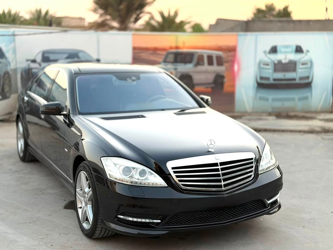السلام عليكم ورحمة الله
مرسيدس اس كلاس S500 
موديل 2010 وارد الماني 
محرك بنزين  8 سلندر 
ضمان بدون صبغ بدون تبديل بدون تكحيل بدون تعديل
ماشية ٦٢الف كيلومتر حقيقي  
المواصفات:-
( ابواب كبيره لارج ،  سقف بانوراما ، كامرة حرارية لعرض لطريق امام السائق ،خمس بردات  ،سقف كنتارا . داخل فورميكا  داخل جلد   . شاشات مع طاولة طعام . كامره .كشنات امامي والخلفي متحرك ابواب شفط ..  اوتو هولد  .صندوق شفط وسحب . حساسات امامي والخلفي  ، كشنات واستيرن كهربائي ، كير شفت استيرن .).  
السيارة مابيها اي خلل كهربائي وكير ومحرك كله بشرط 
مامفتوح 
رقم اربيل الجديد . 

العنوان : الديوانية المركز . 

رقم صاحب السيارة
***********
