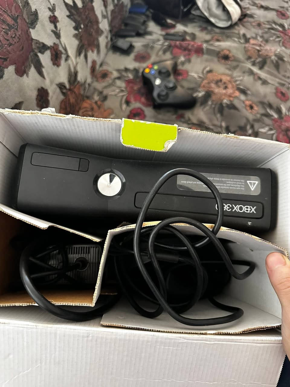 Xbox360للبيع
السلام عليكم قطه نادره جهاز شوفت عينك الباب الاول مو مجدد ملحقاته العراق كله ماعنده هيج قطعه نادره 
محوله اصلي 
ويدات ثنين اصلي
 هارد يحتوي على اكثر ٩٩لعبه 
الجهاز هوه وتوصيله يوصل يمك لباب بيتك شرط الفحص كدام المندوب 
١٥٥الف مابي مجال 
ويتوفر عدنا اجهزه بسعر ارخص 
للتواصل ***********
